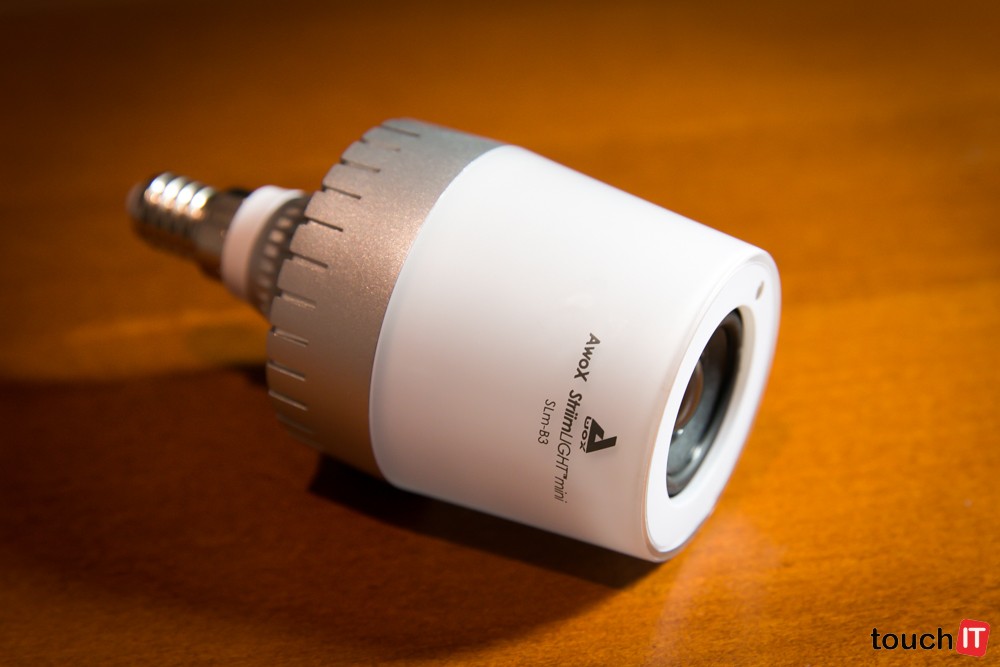 Prehrávajte hudbu zo smartfónu cez lampu. Fakt to ide!