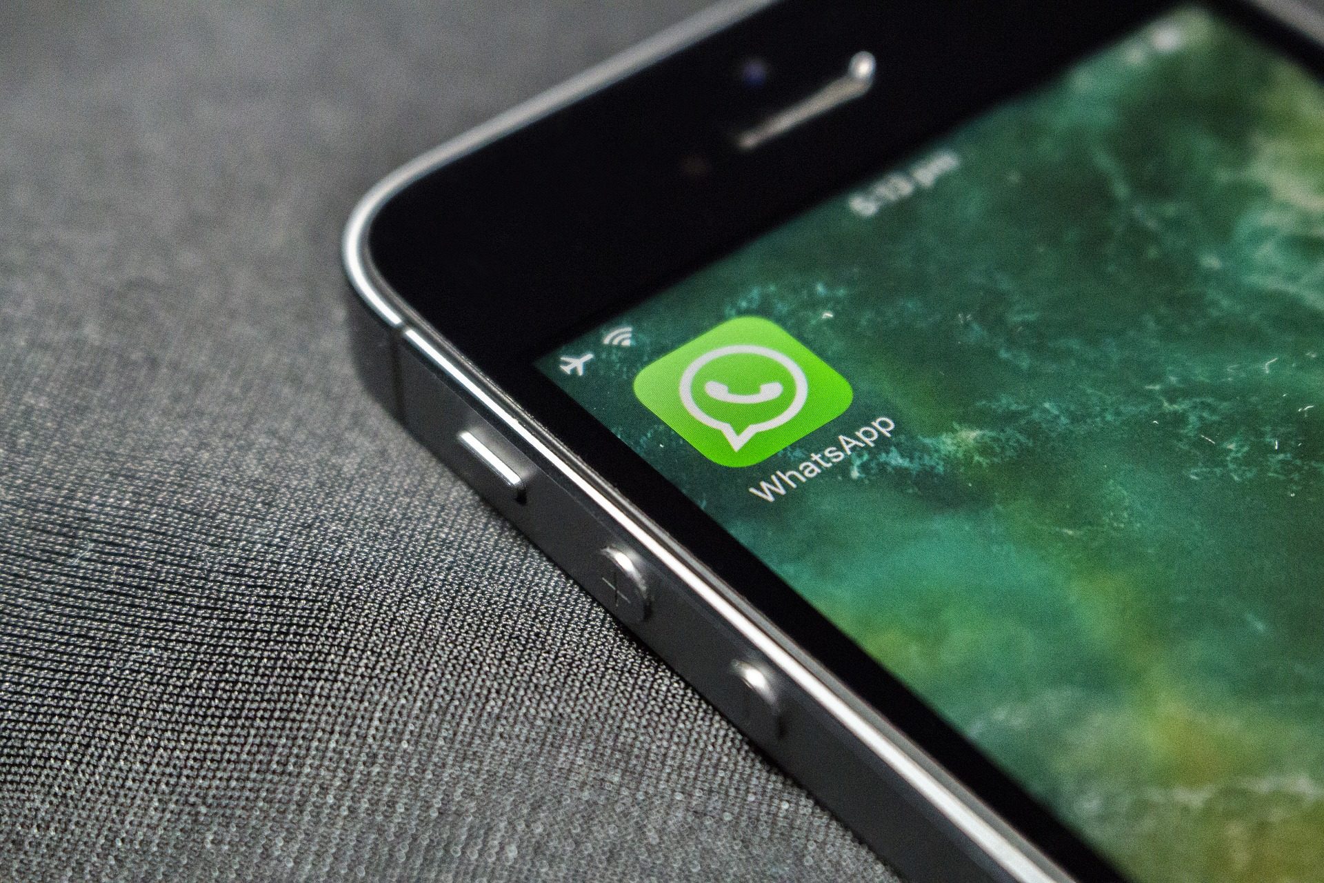Ako mazať fotky cez WhatsApp?