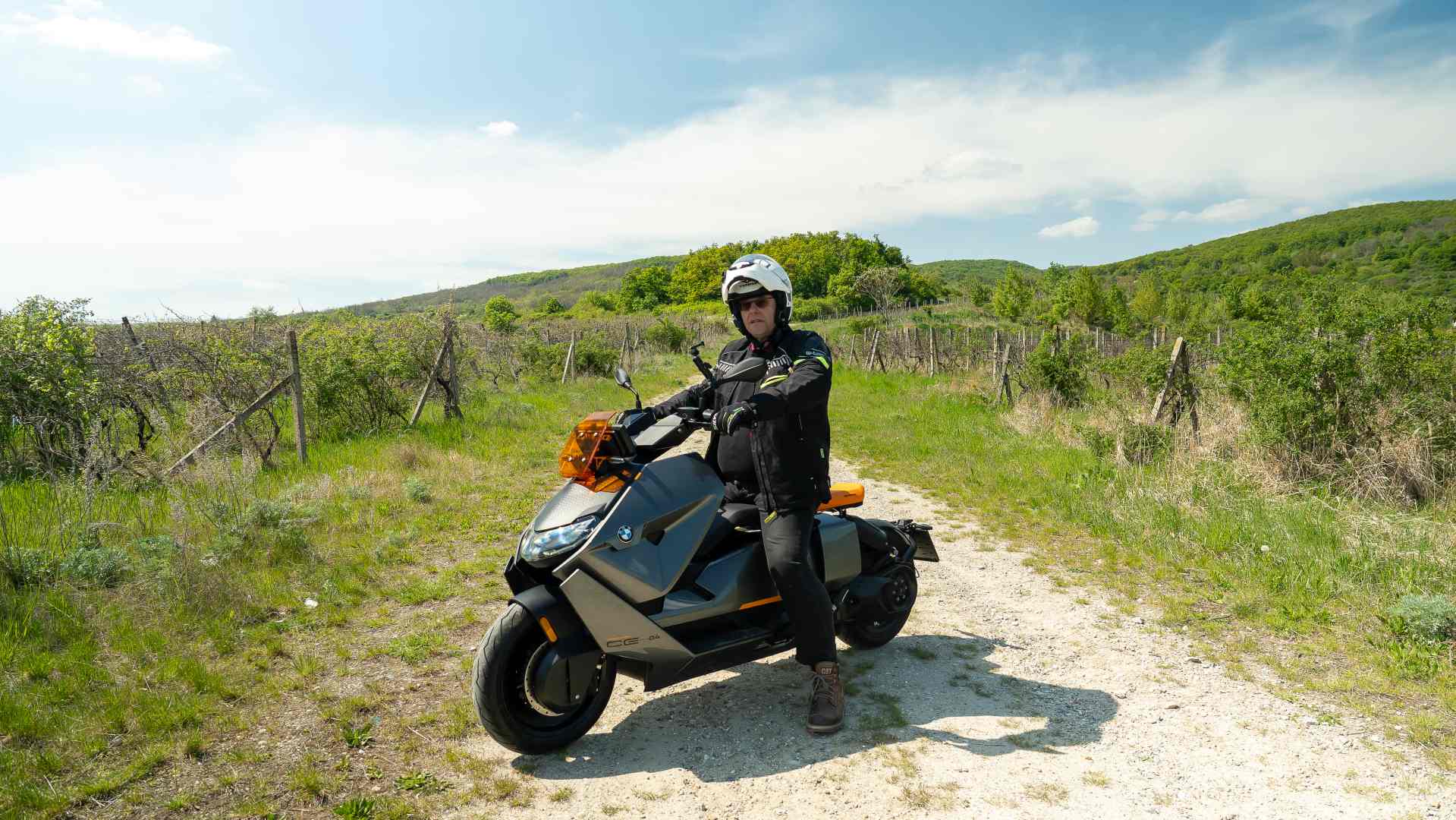 BMW CE-04: elektrický skúter na pohľadanie (VIDEO)