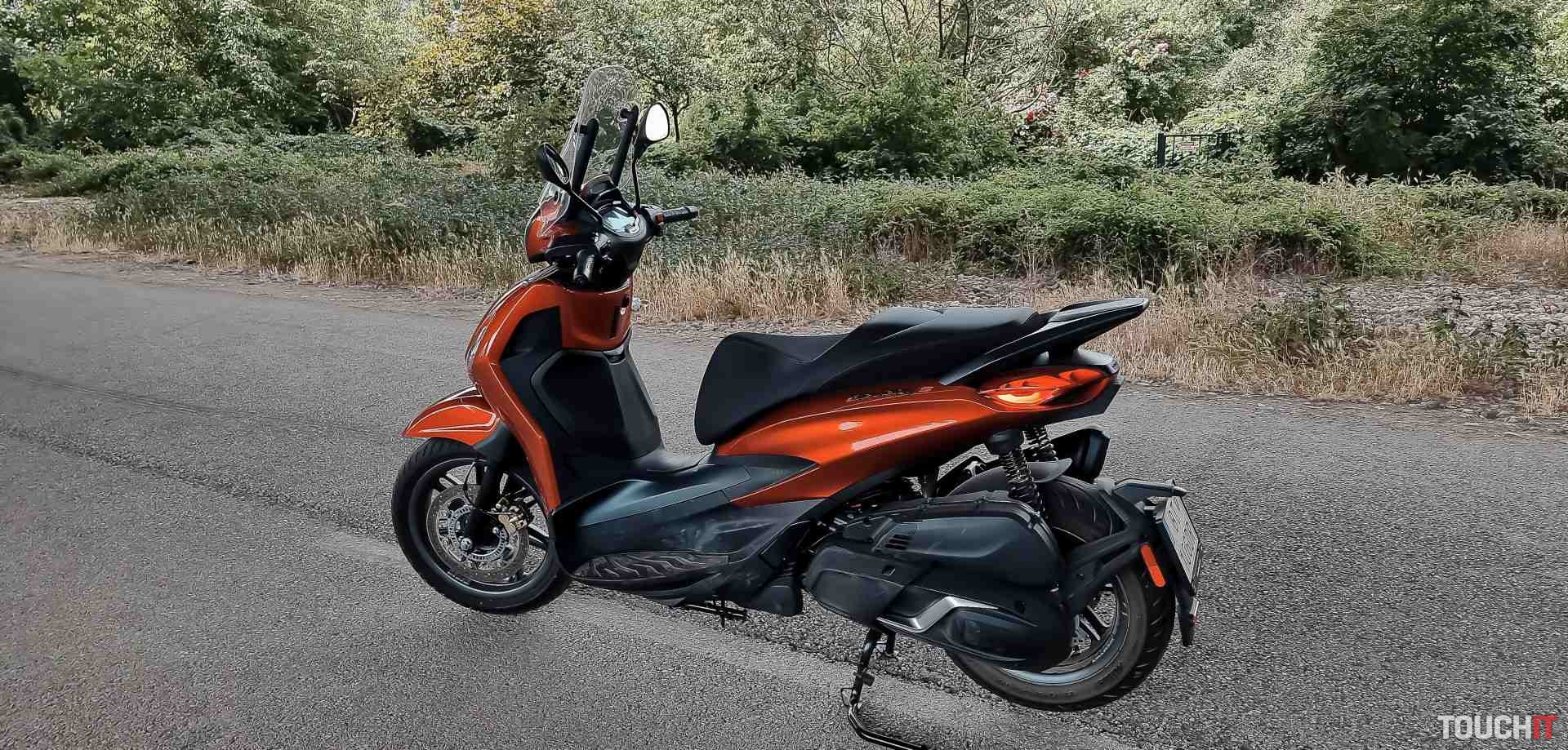 Štýlový skúter aj na medzimestskú dopravu: Piaggio Beverly S 400 HPE (VIDEO TOUCHIT)