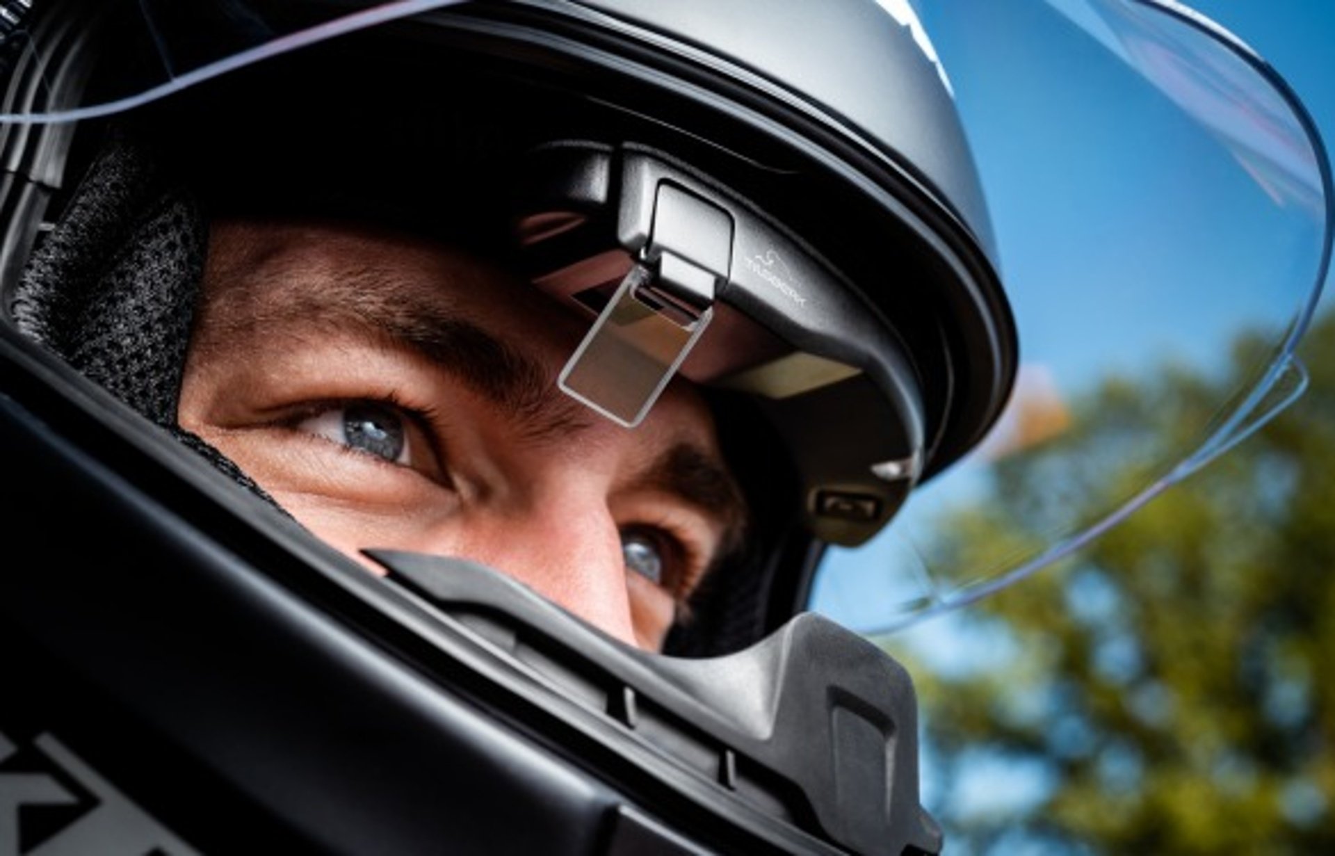 Motorkári s head-up displejom v helme