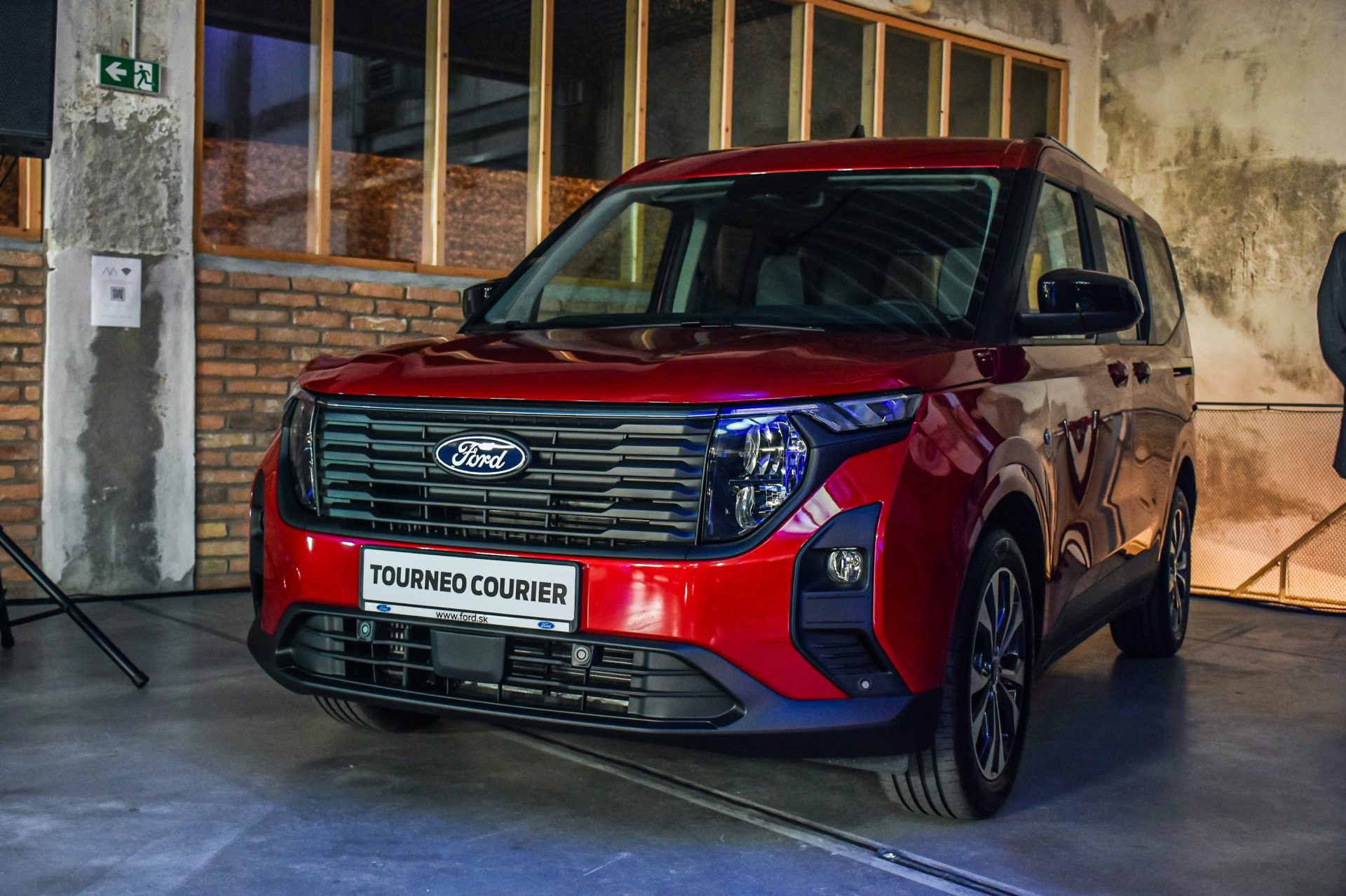 Úplne nový Ford Tourneo Courier prináša svieži vietor do segmentu rodinných mini dodávok (PREDSTAVENIE)