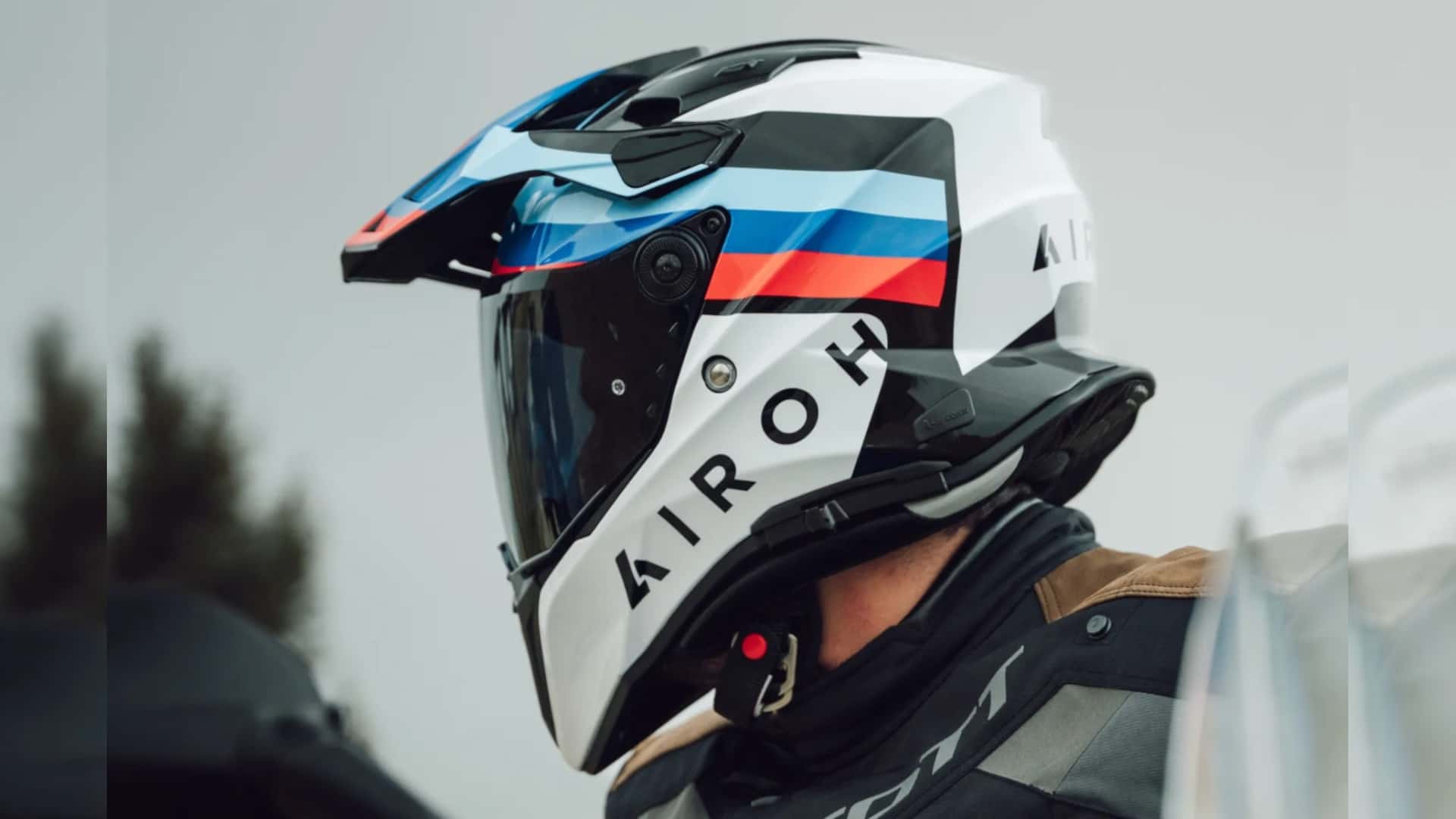 Airoh predstavil novú enduro prilbu, Commander 2, ktorá zaujme multifunkčnosťou, bezpečnostnými prvkami i dizajnom