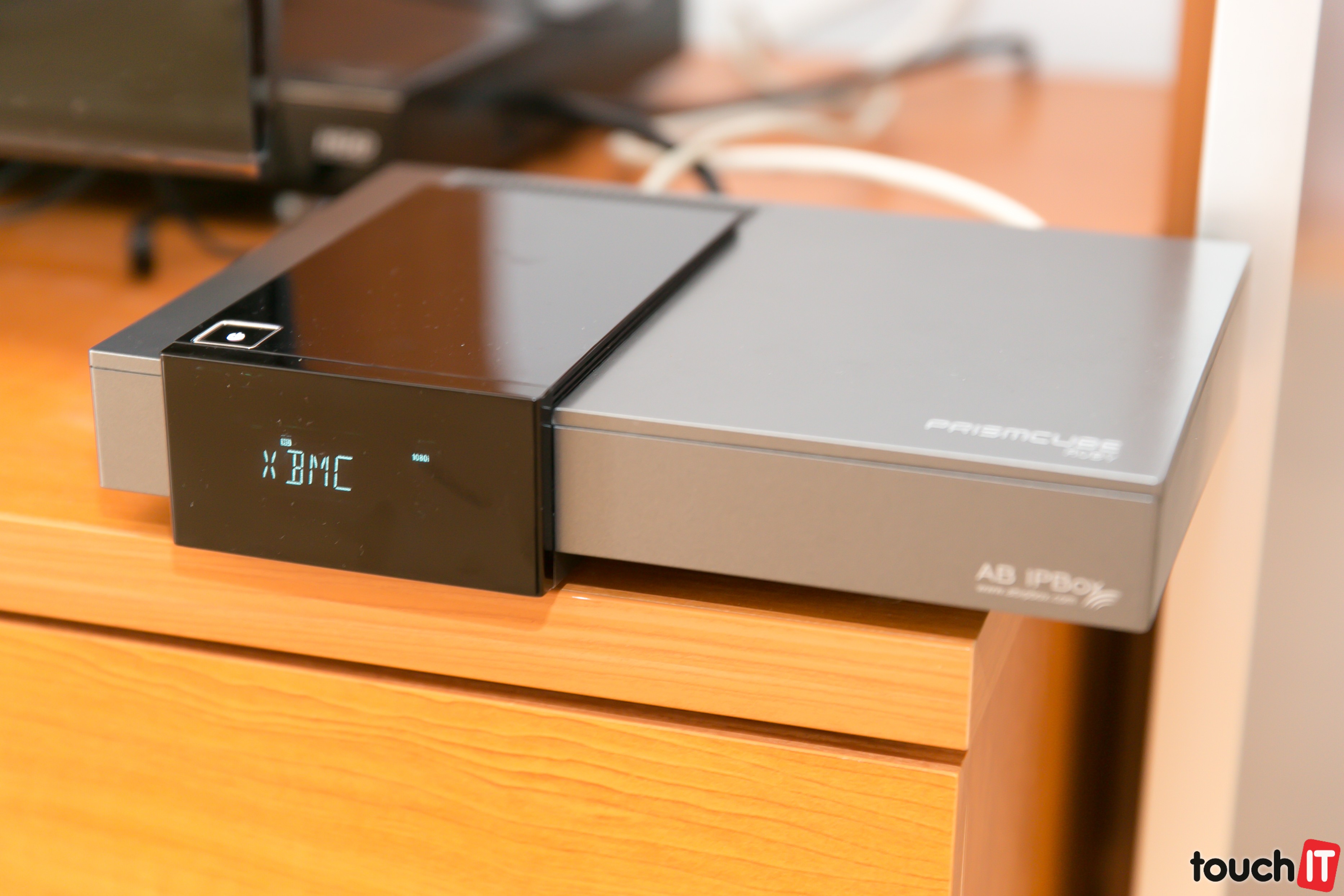VIDEO TOUCHIT: Satelitný prijímač kombinovaný s XBMC centrom Prismcube za super cenu