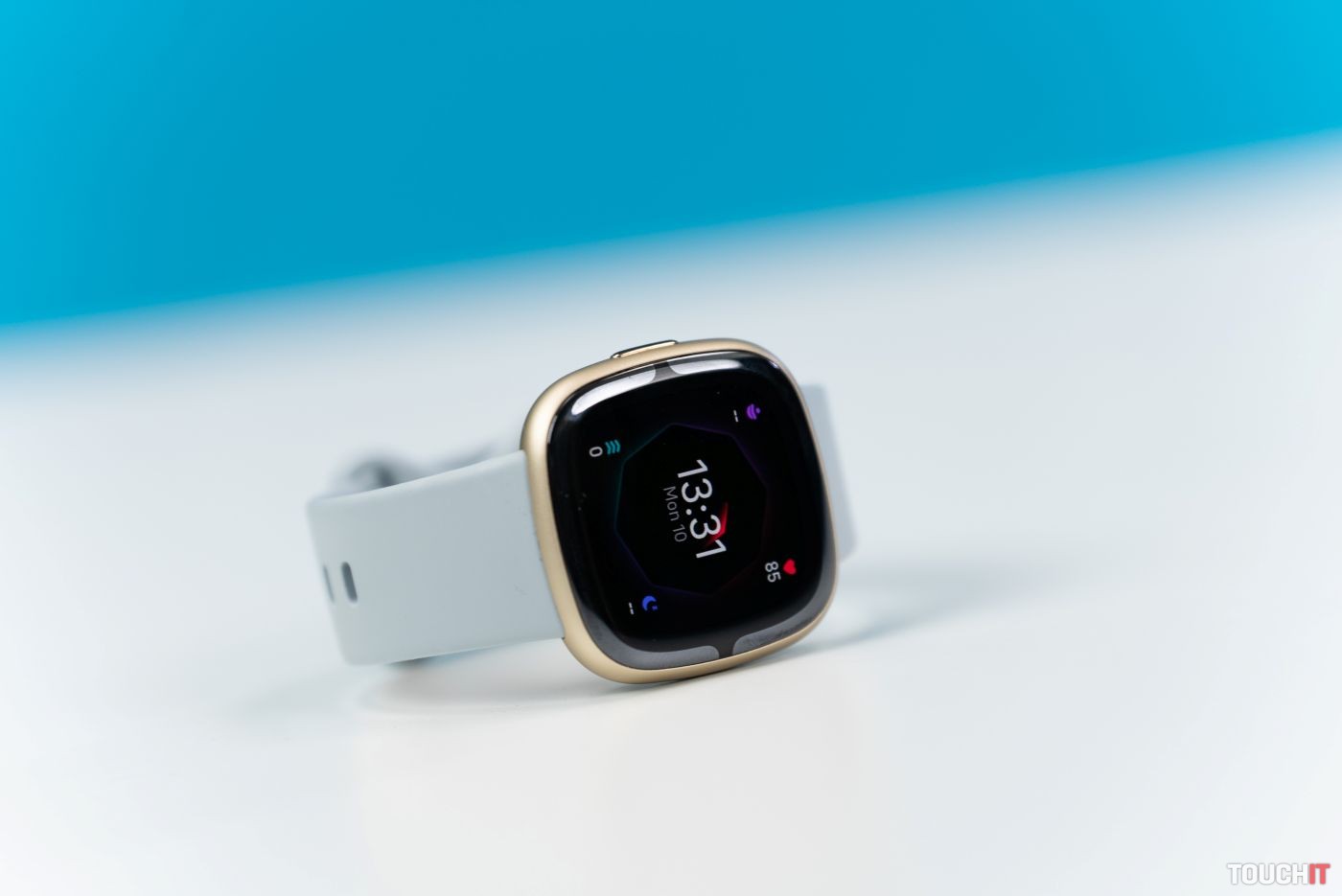Platenie hodinkami a náramkami Fitbit sa už o pár dní zmení