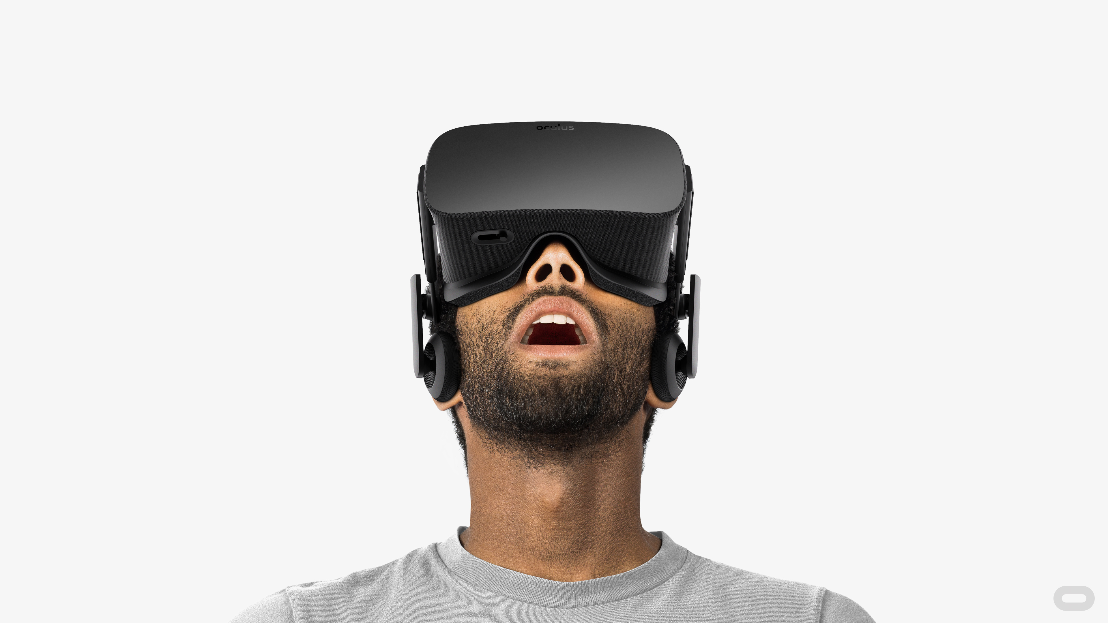 Okuliare Oculus Rift. Je možné, že niektorá z budúcich generácií bude obsahovať technológiu pre snímanie pohybu rúk. Súčasťou zariadenia budú senzory a optika
