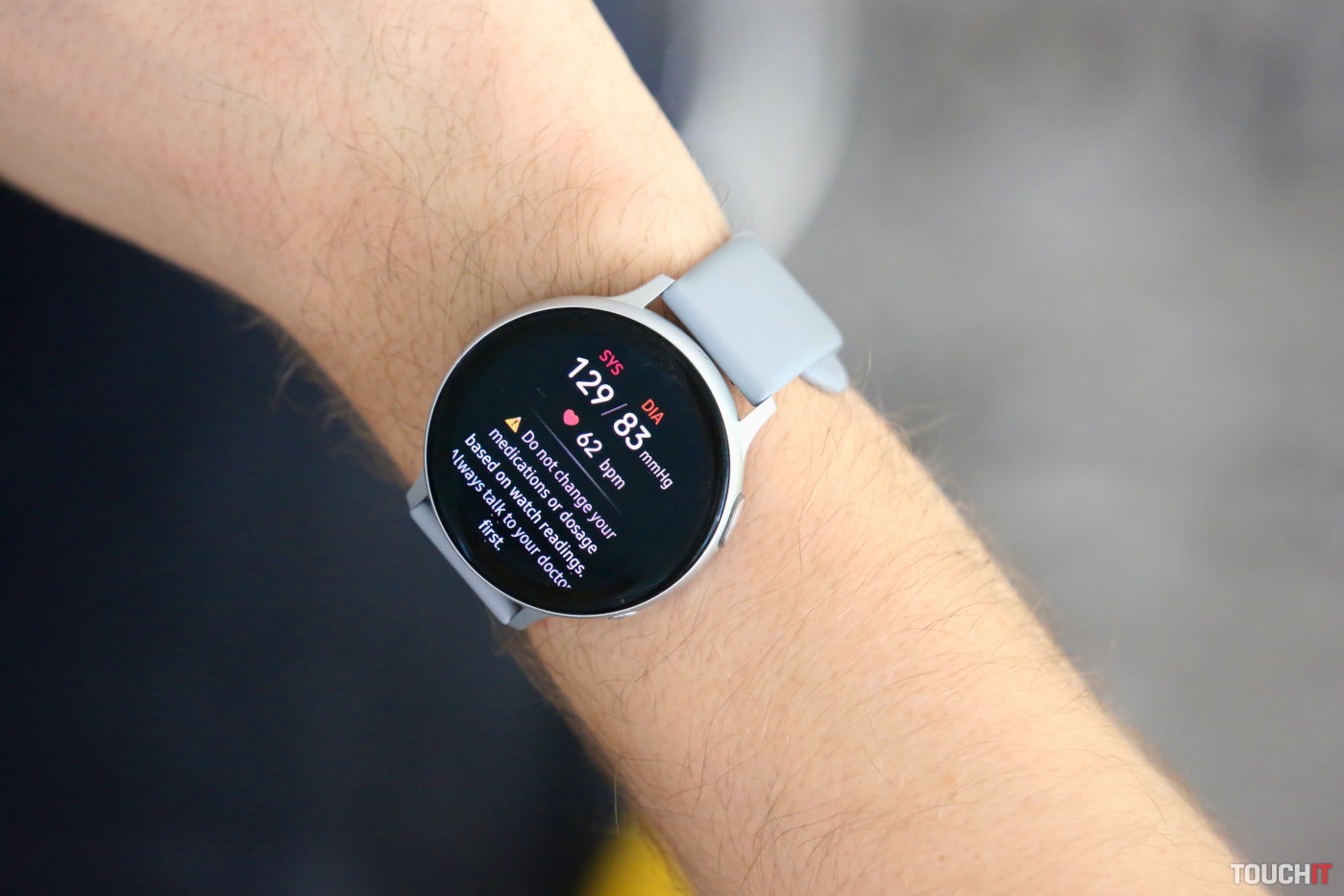 Aplikácia na meranie tlaku a EKG hodinkami Galaxy Watch prestane podporovať staré Samsung smartfóny