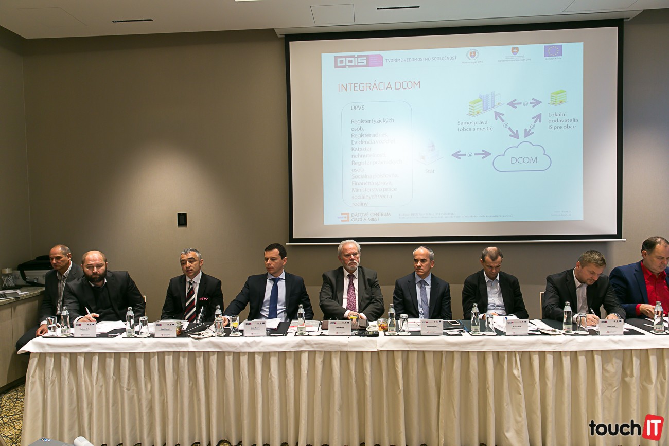 VIDEO touchIT: Elektronizácia styku s obcami a mestami. Zapojených je 1511 obcí, dostupných je 138 služieb