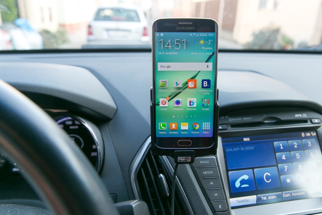 Stojan na Galaxy S6 edge do auta