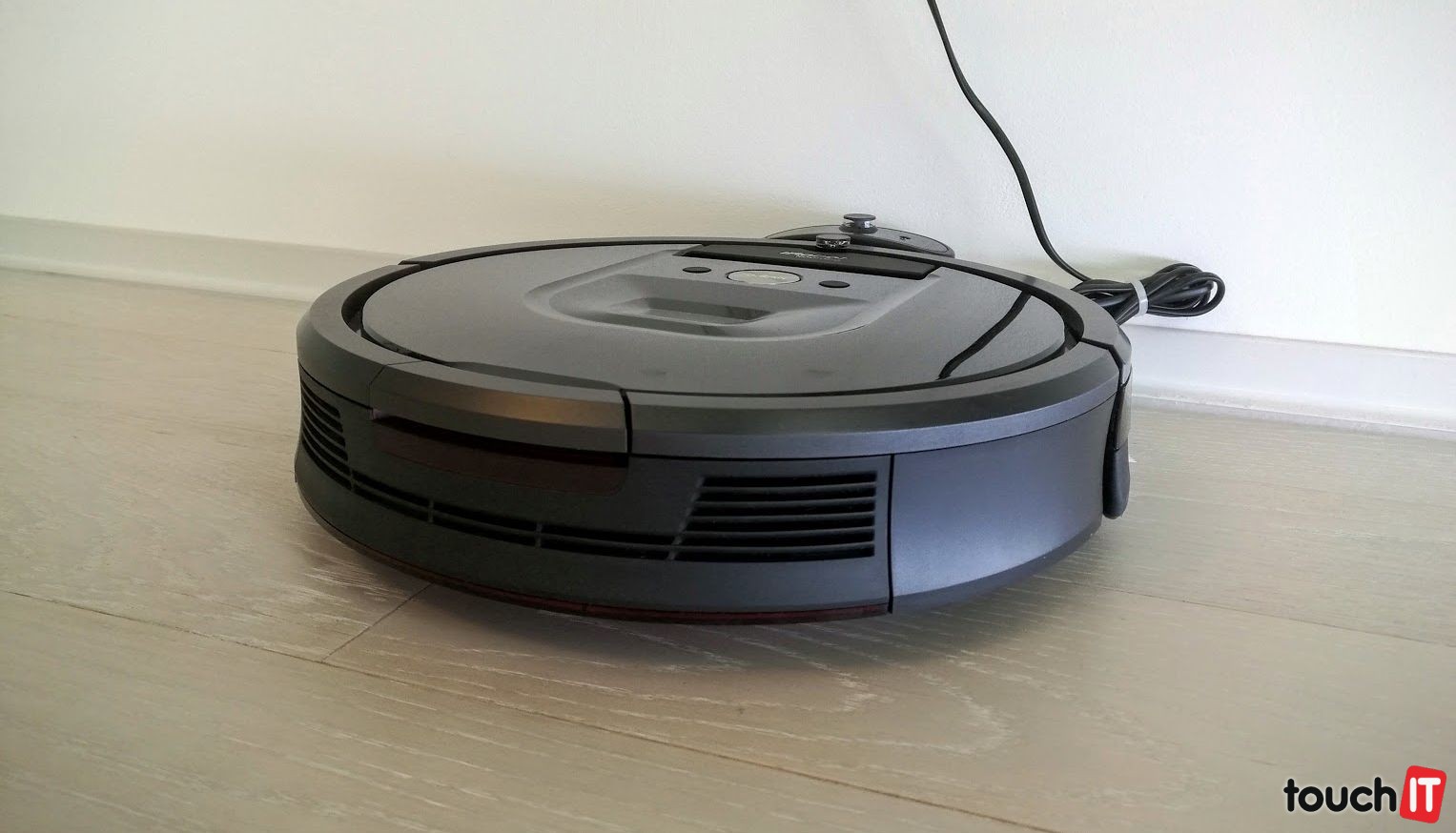 VIDEO touchIT: Predstavujeme robotický vysávač iRobot Roomba 980