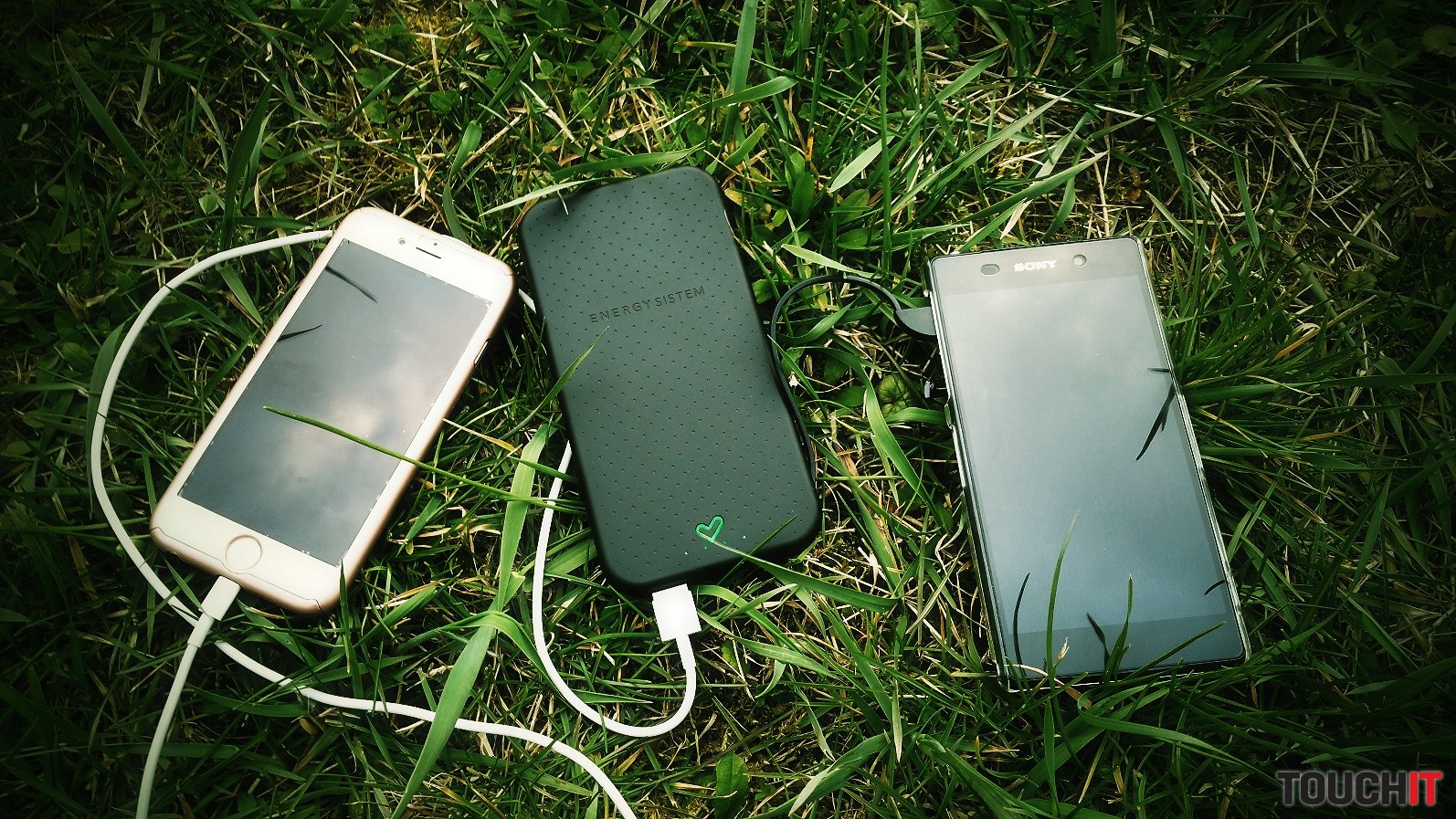 Výzorom smartfón bez displeja, telom a dušou power-banka s kapacitou 10 000 mAh