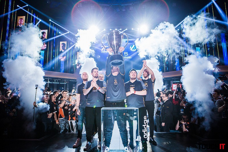Elektronický šport je čoraz obľúbenejší. Finále 10. sezóny Intel Extreme Masters pritiahlo 34 miliónov divákov