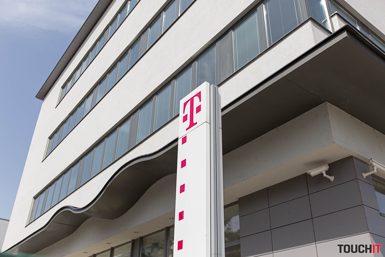 Najpredávanejšie telefóny a tablety v Telekome za mesiac apríl a analýza trhu
