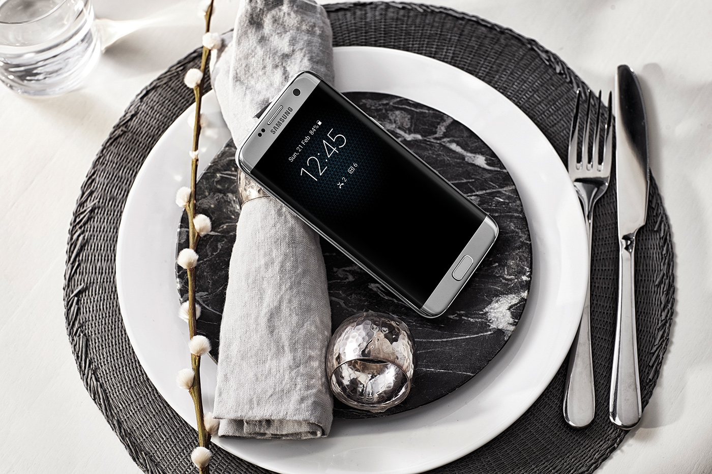 Samsung Galaxy S7 a S7 edge ako na tanieri