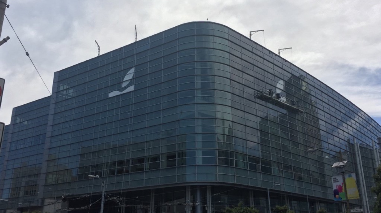 Robotníci začali s umiestňovaním loga Apple na konferenčnú budovu v San Franciscu