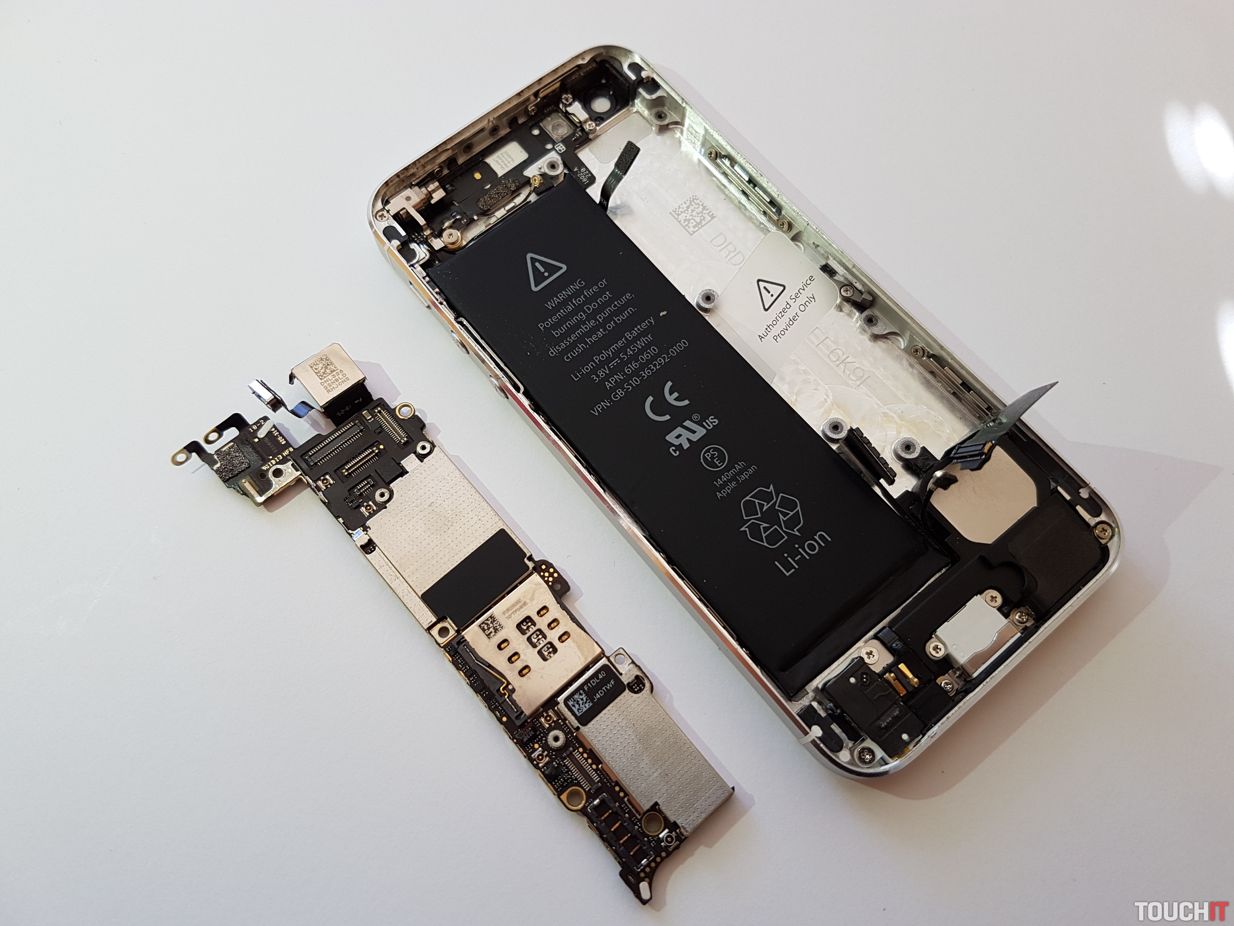 Pozrime sa dnu: Apple iPhone 5