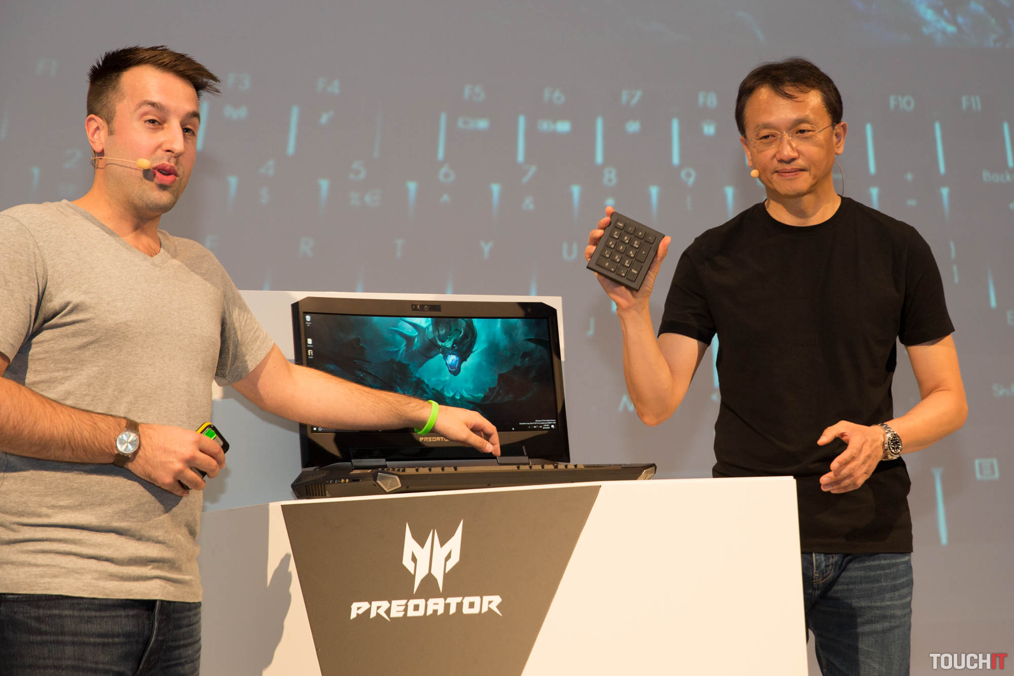VIDEO TOUCHIT: Extrémny herný notebook Acer Predator 21 X na výstave IFA 2016