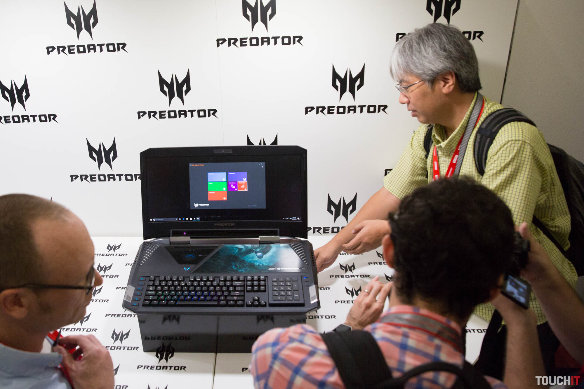 VIDEO TOUCHIT: Herný notebook Acer Predator 21X za 10 tisíc eur na CES 2017