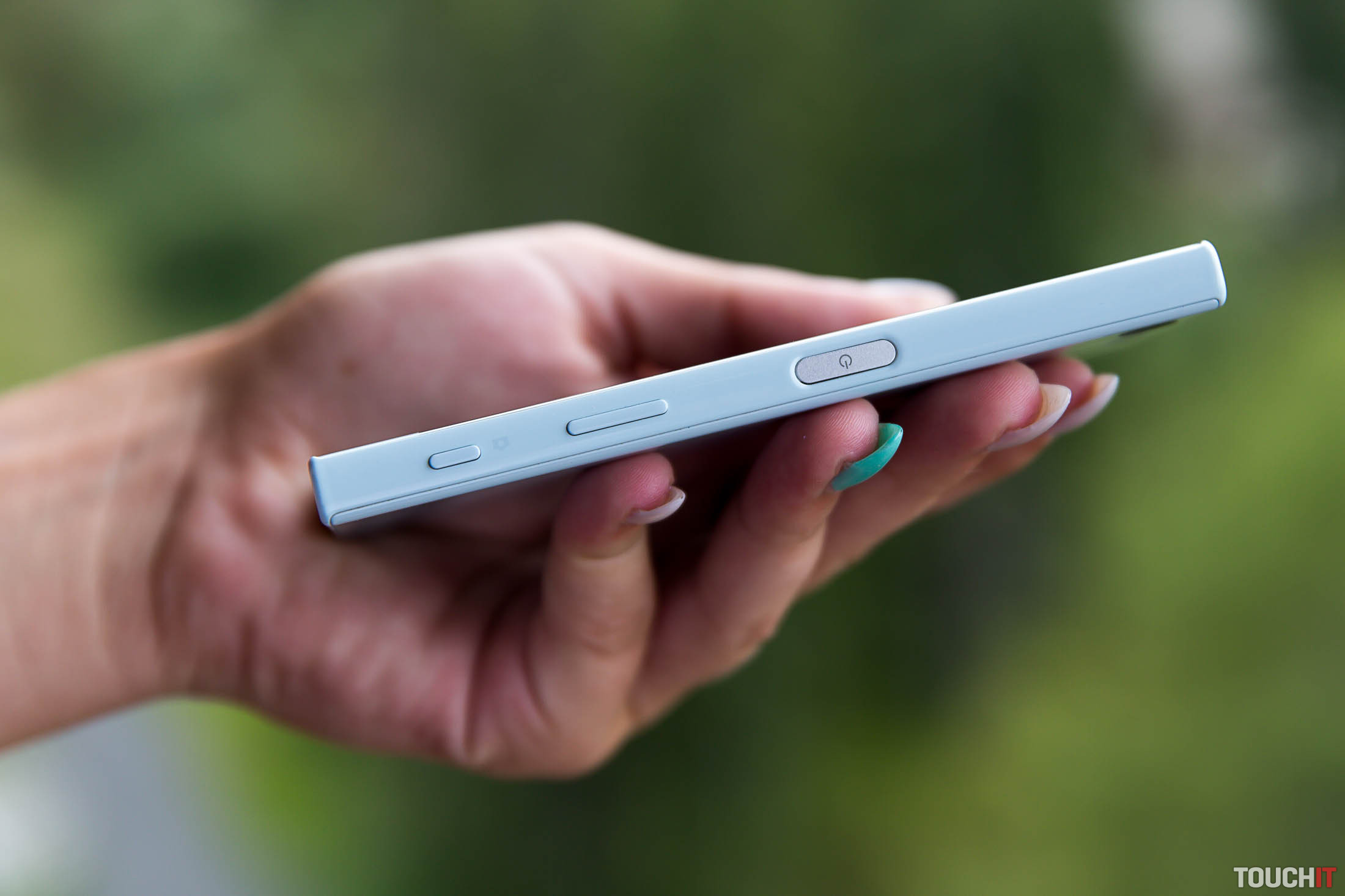 Telekom zaradil do ponuky Sony Xperia X Compact a autíčko ovládané cez smartfón