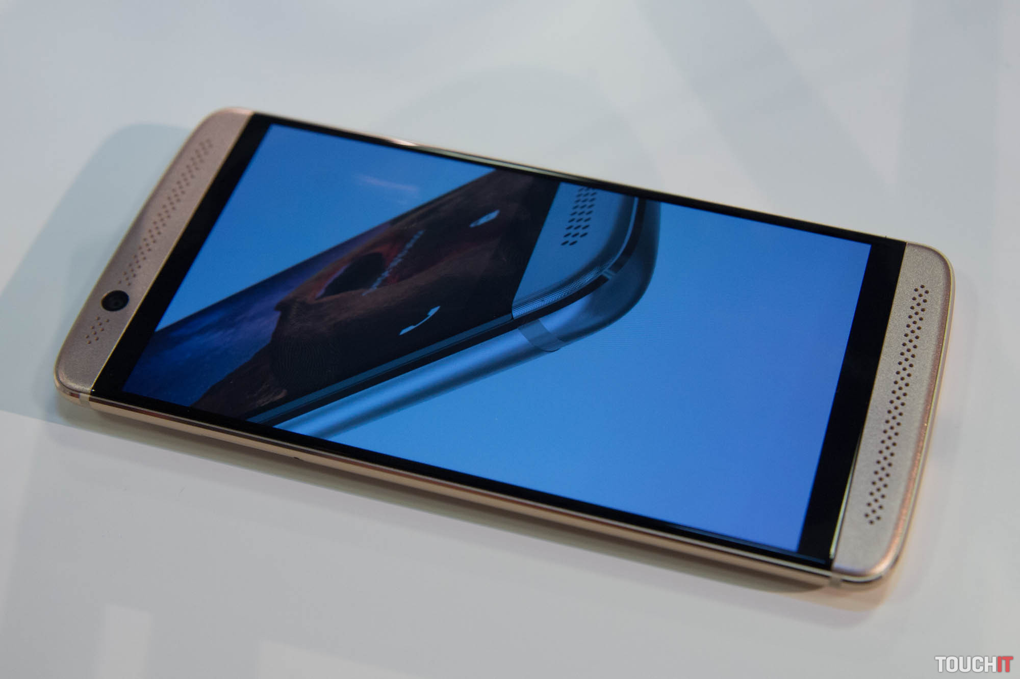 VIDEO TOUCHIT: Najlacnejší smartfón na výstave IFA s 5,2 palcovým displejom