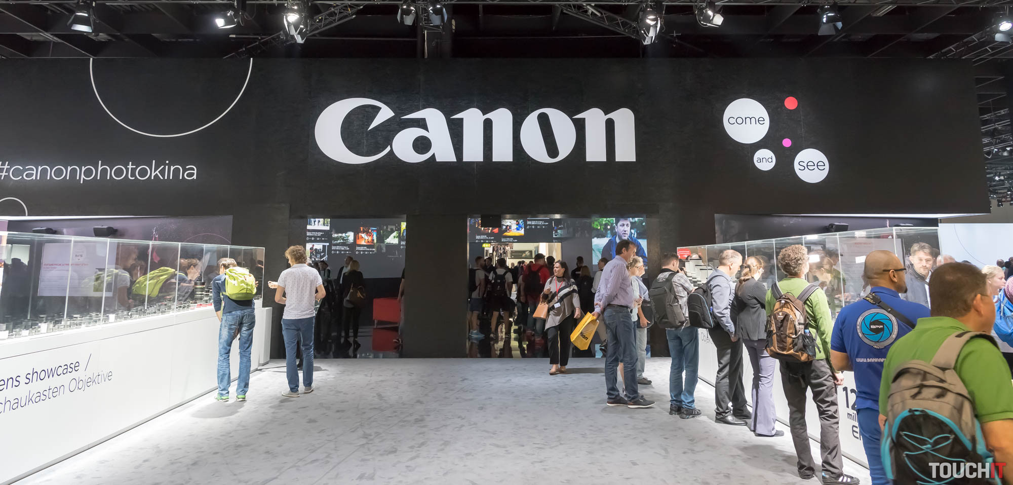VIDEO TOUCHIT: Canon ukázal na Photokine fotoaparát EOS M5 a elektronické knihy HDBooks