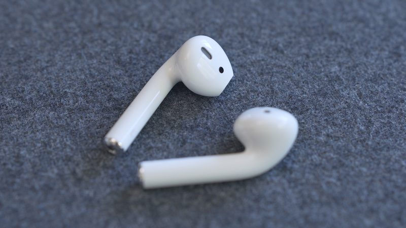 O bezdrôtové slúchadlá AirPods je obrovský záujem a je z nich podpultový tovar. Apple plánuje rozšíriť výrobu