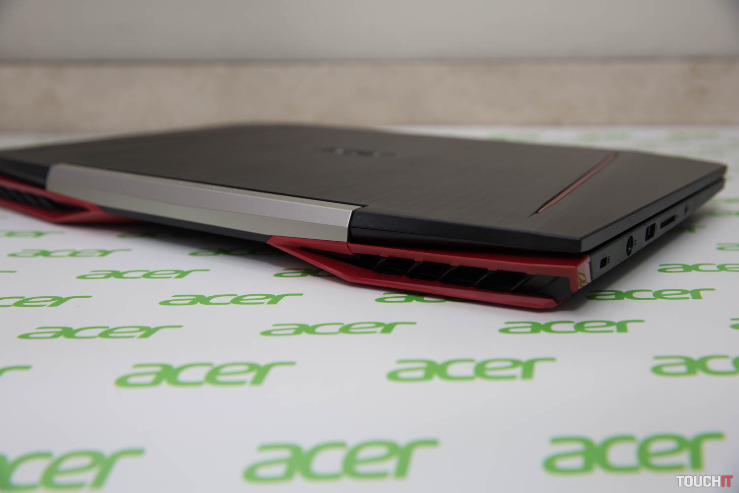 VIDEO TOUCHIT: Silná konštrukcia a výbava, to je herný notebook Acer Aspire VX 15