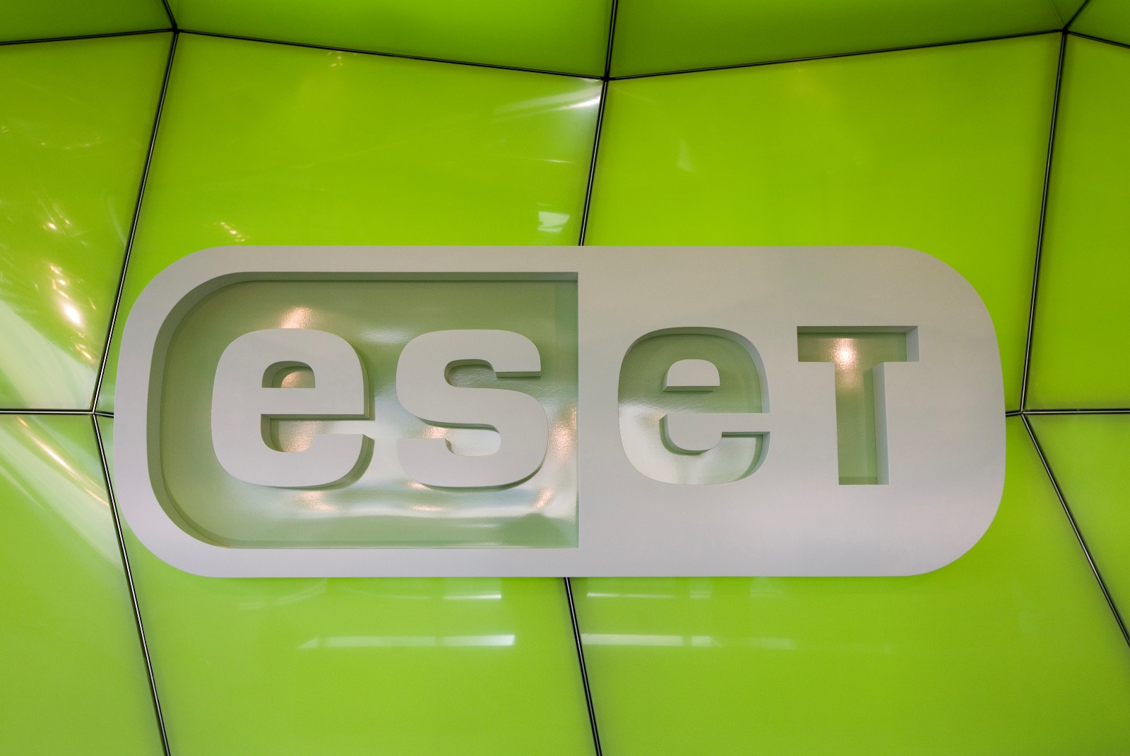 ESET vydáva flexibilnú cloudovú službu pre riešenie bezpečnostných problémov malých a stredných firiem