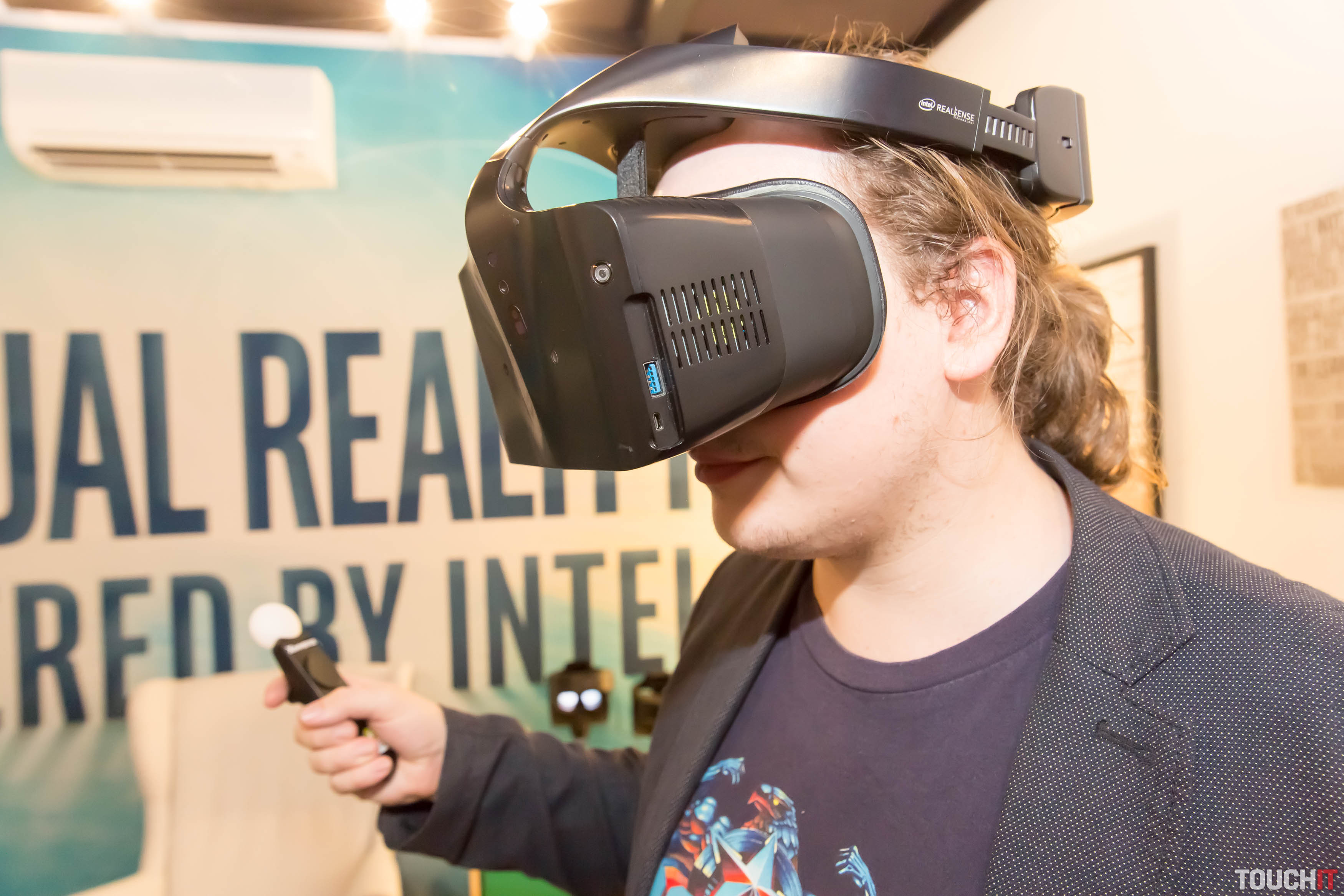[VIDEO] Naživo z CES: Project Alloy je virtuálna realita pre masy, ktorá nepotrebuje počítač ani káble (doplnené)