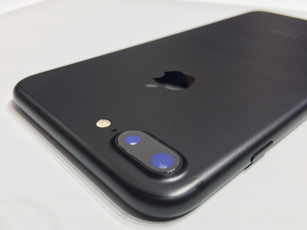 Apple vyšetruje prípady nafúknutých batérií u niektorých iPhone 8 Plus