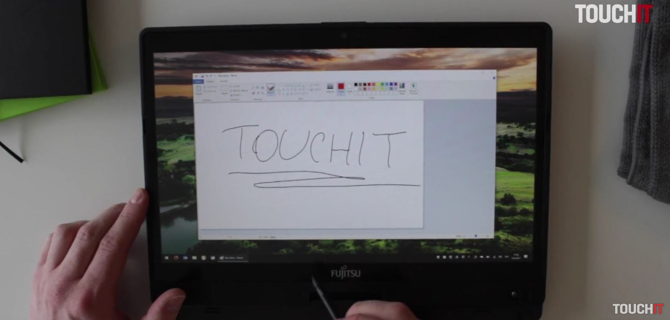 VIDEO TOUCHIT: Konvertibilný notebook od Fujitsu so skenerom krvného riečiska