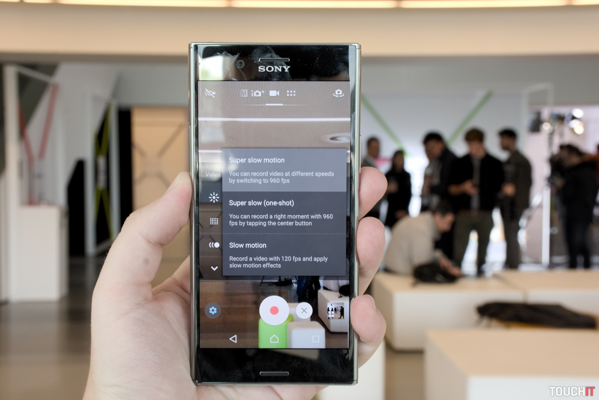 VIDEO TOUCHIT: Vyskúšali sme, ako sa natáčajú Super slow motion videá so Sony Xperia XZ Premium