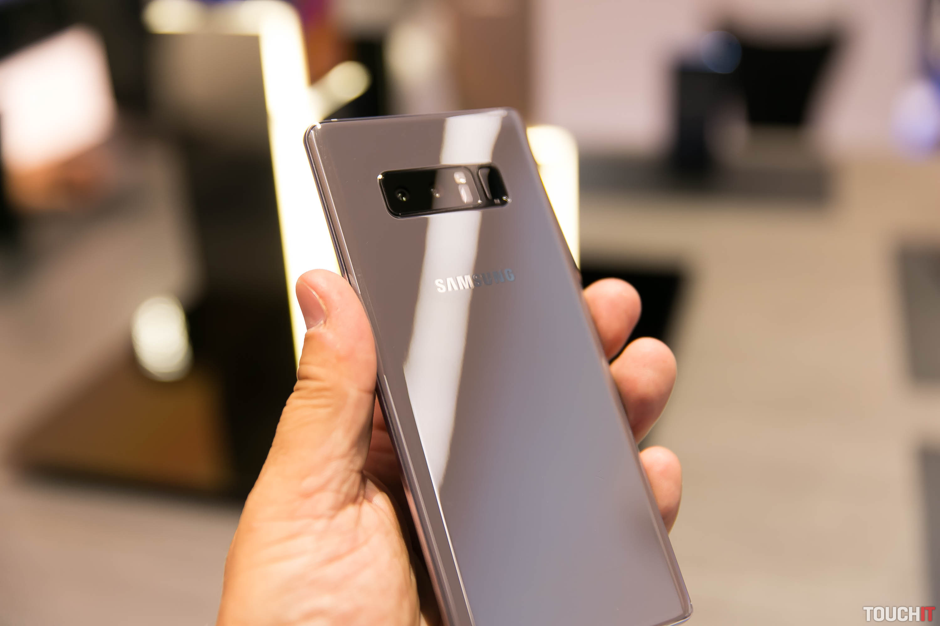 VIDEO TOUCHIT: Začíname extra náročný test Samsung Galaxy Note8. Čo nájdete v krabici?