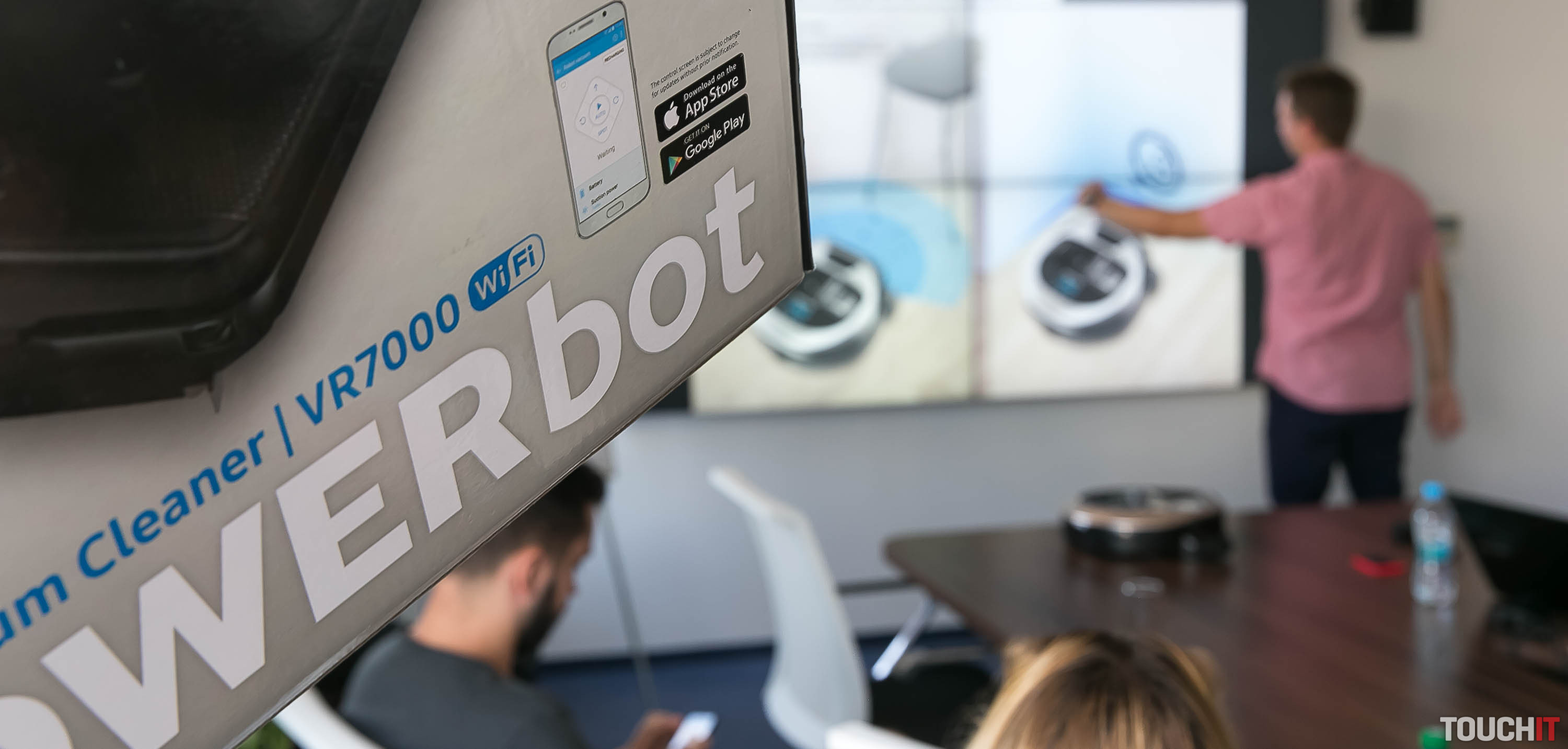 VIDEO TOUCHIT: Samsung predstavuje robotické vysávače. Poradia s vlasmi, vyčistia aj rohy a majú napojenie na Wi-Fi