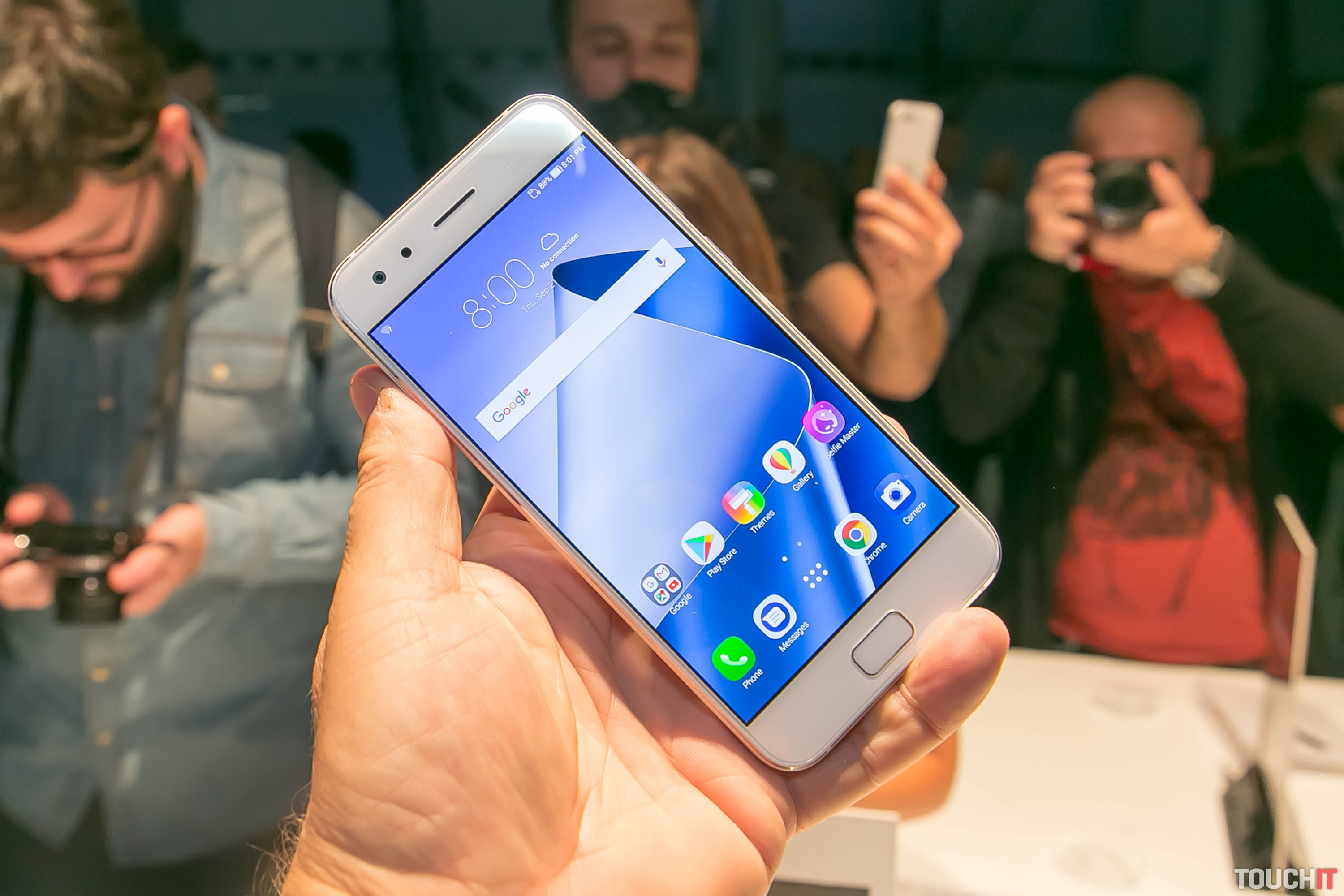 VIDEO TOUCHIT: ZenFone 4 Pro je nová vlajková loď od ASUSu. Má duálny fotoaparát s 2× optickým zoomom
