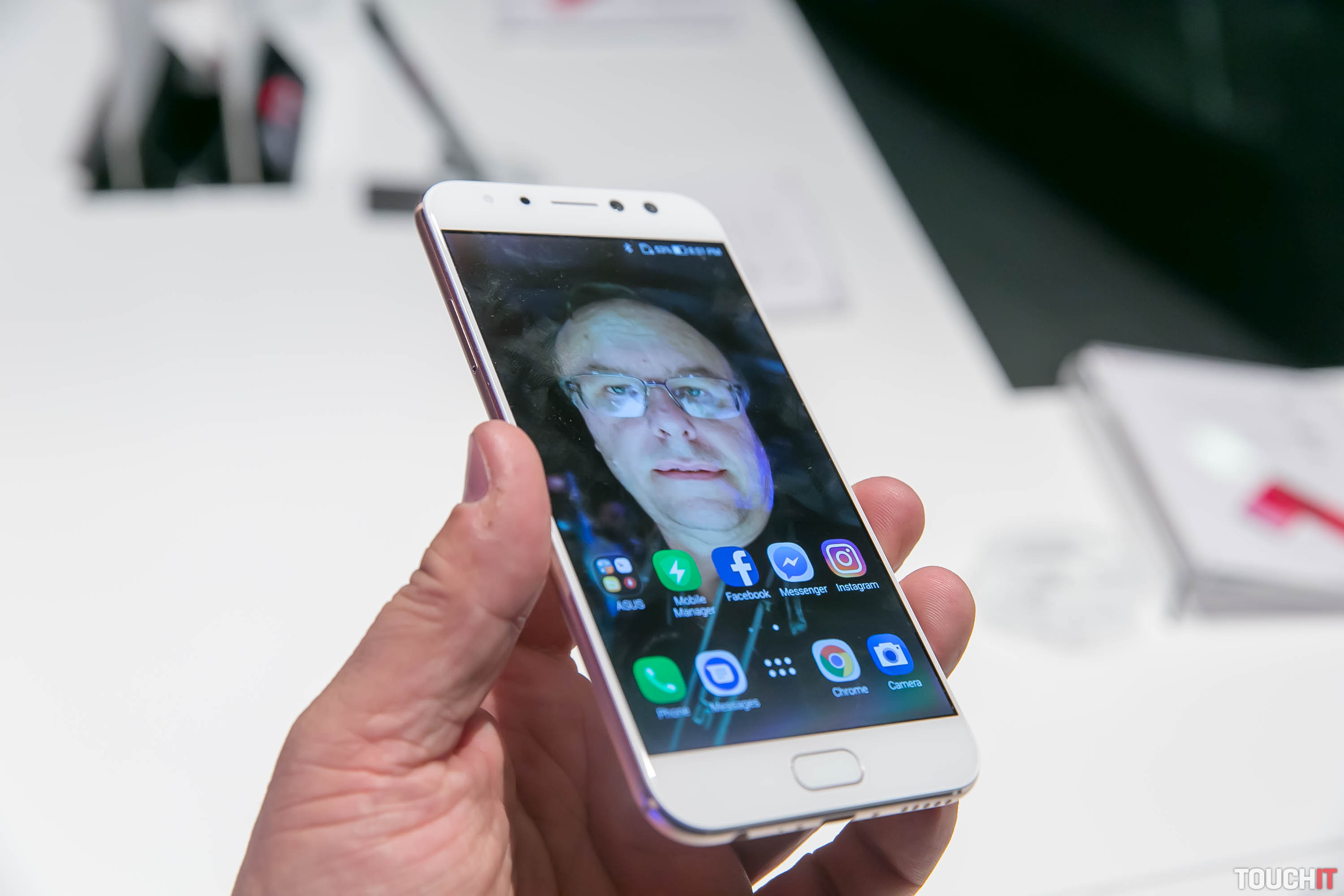 VIDEO TOUCHIT: ASUS ZenFone 4 Selfie Pro má duálny predný fotoaparát. Dokáže fotiť „grupky“