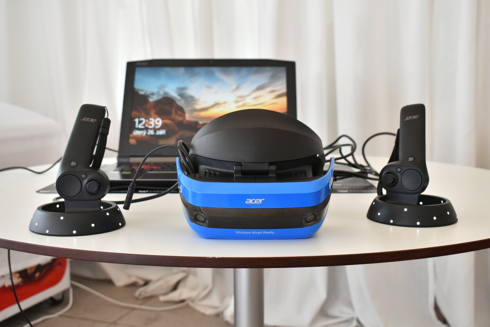 Acer Windows Mixed Reality Headset: Vyskúšali sme VR okuliare od spoločnosti Acer. Poznáme dostupnosť a predpokladanú cenu