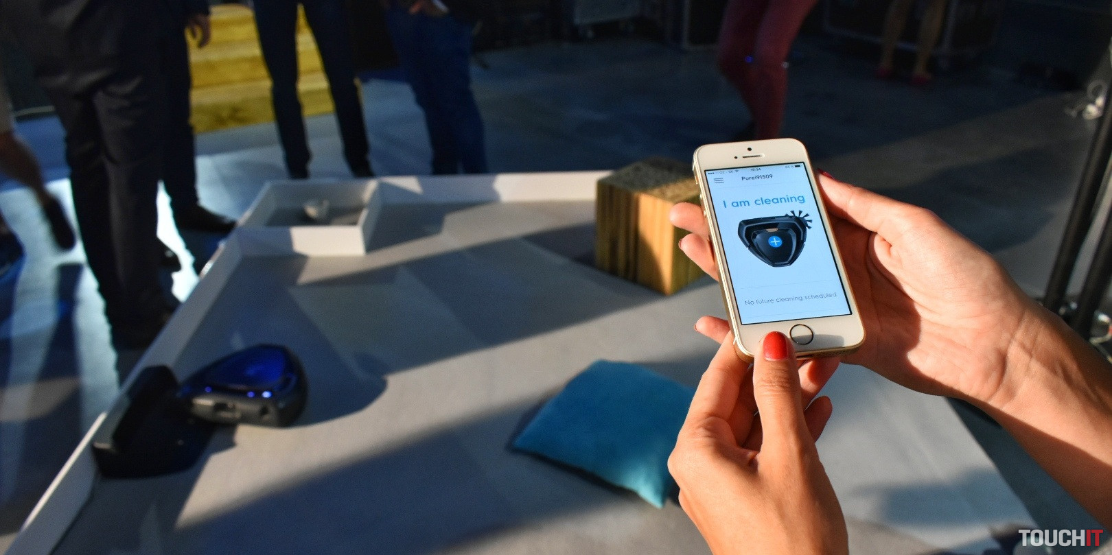 VIDEO: Electrolux predstavil robotický vysávač PUREi9. Dá sa ovládať mobilom, k predobjednávke dostanete iPhone
