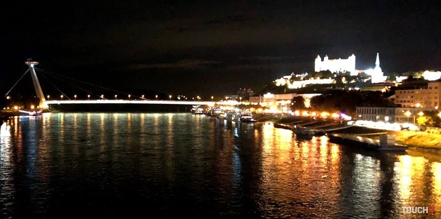 Nočný fototest: Biela noc Bratislava 2017 objektívmi iPhone 8, Samsung Galaxy S8+ a Sony Xperia XZ1