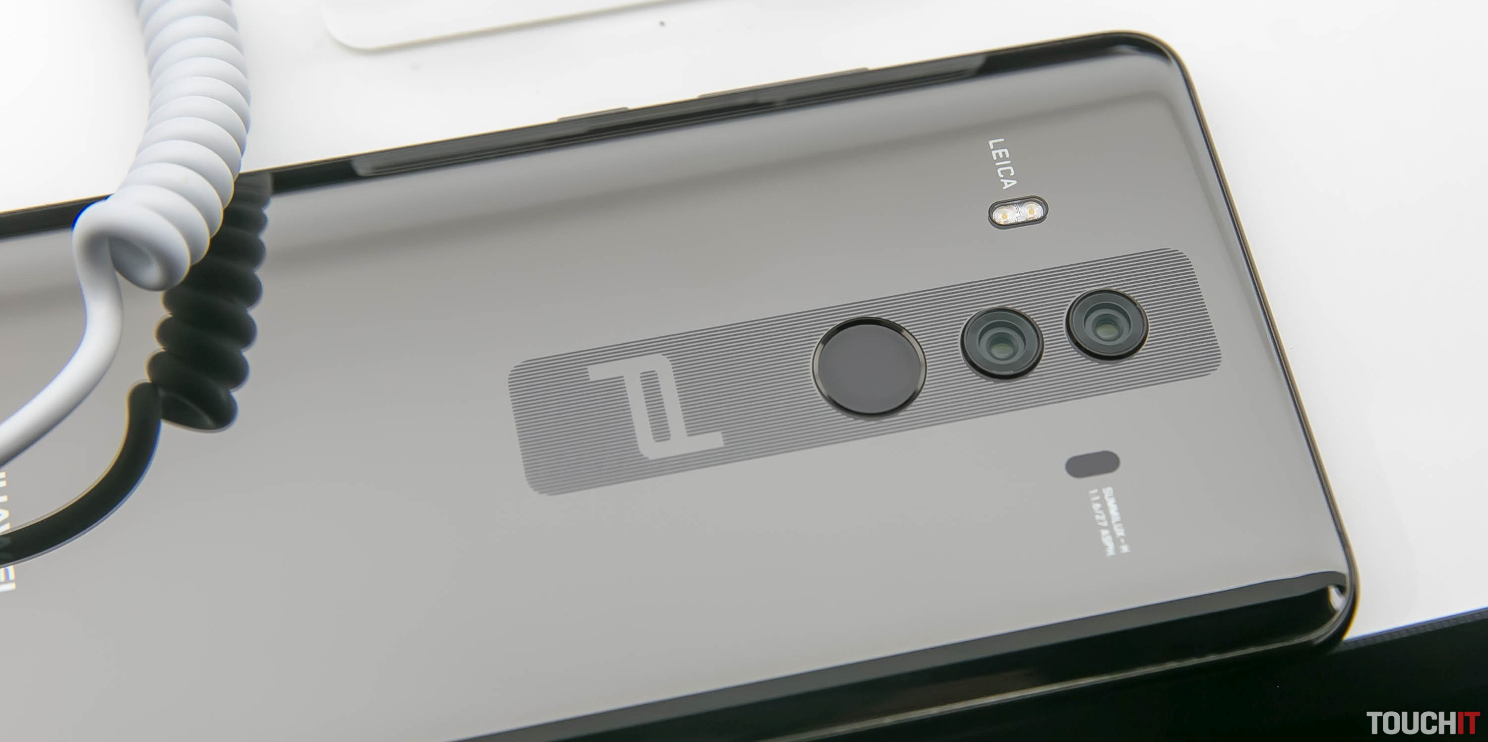 Huawei Mate 10 Pro je prémiový phablet bez 3,5 mm jacku či microSD karty, ktorý sa premení na počítač. Zaujme cenou