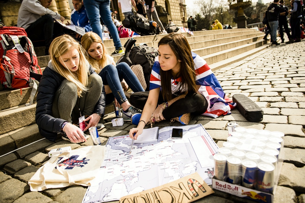 Trúfaš si vzdať sa peňazí a telefónu a precestovať Európu len za obyčajné plechovky?