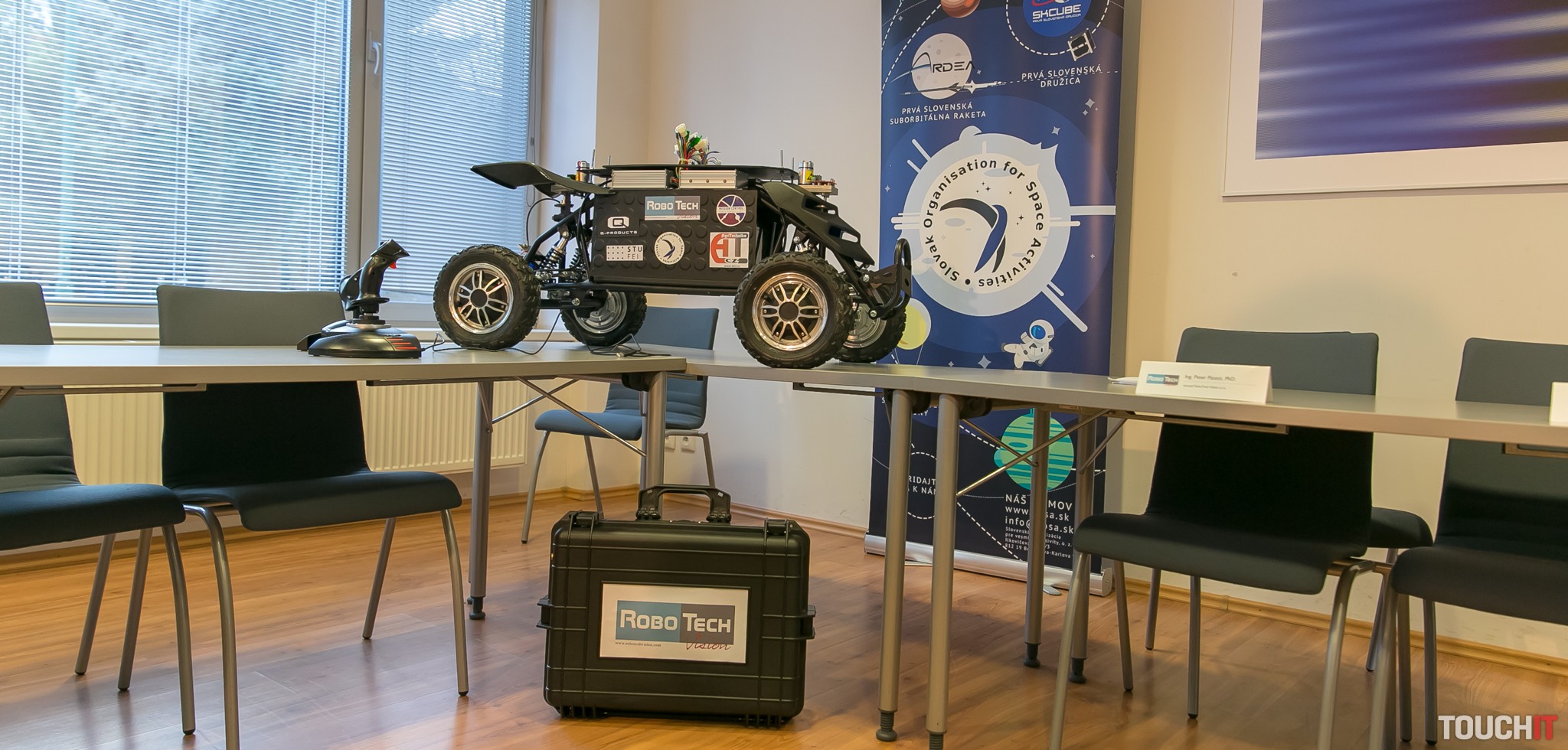 VIDEO TOUCHIT: Simulovaná misia na Mars za účasti Slovenky a robotického vozidla z FEI. Ako to funguje? (doplnené)