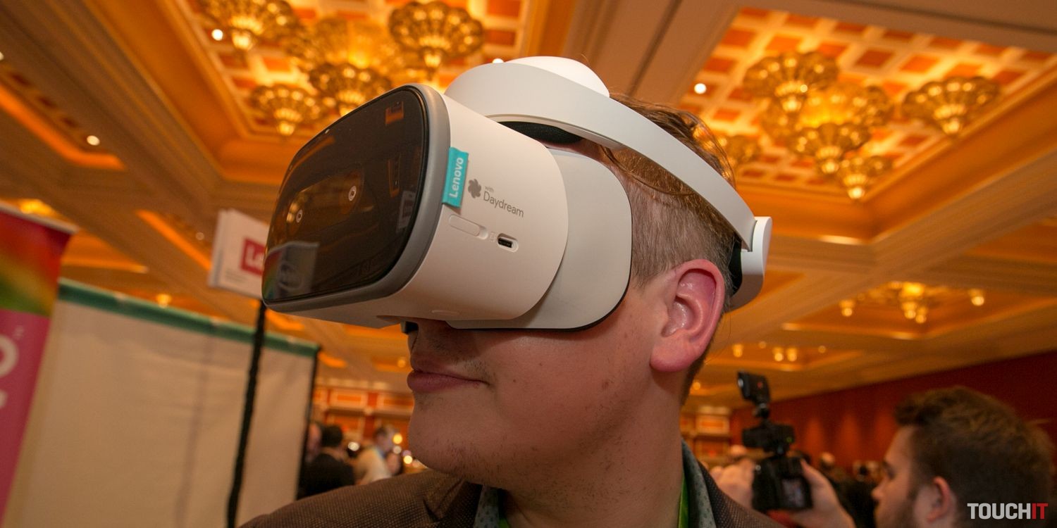 VIDEO TOUCHIT: Okuliare pre virtuálnu realitu, 180° kamera a inteligentný displej od Lenova na výstave CES 2018
