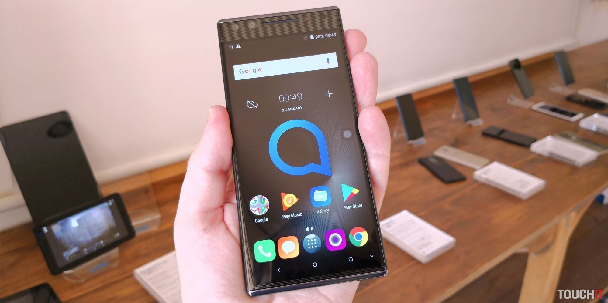 MWC 2018: Alcatel 5 je cenovo dostupná vlajková loď. Prekvapila nás dizajnom, prečítajte si prvé dojmy