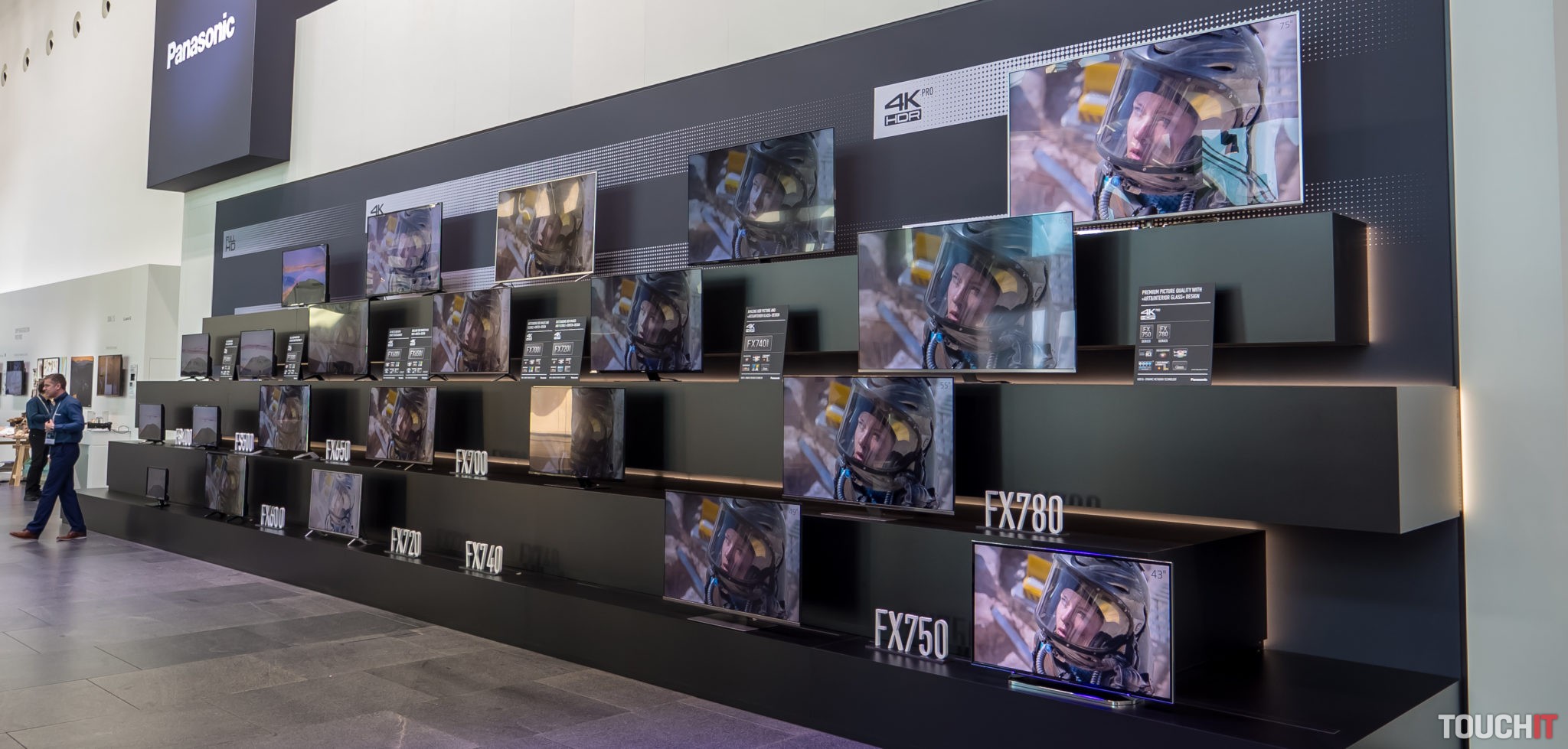 VIDEO TOUCHIT: Panasonic predstavuje rodinné striebro – nové LED a OLED televízory pre rok 2018