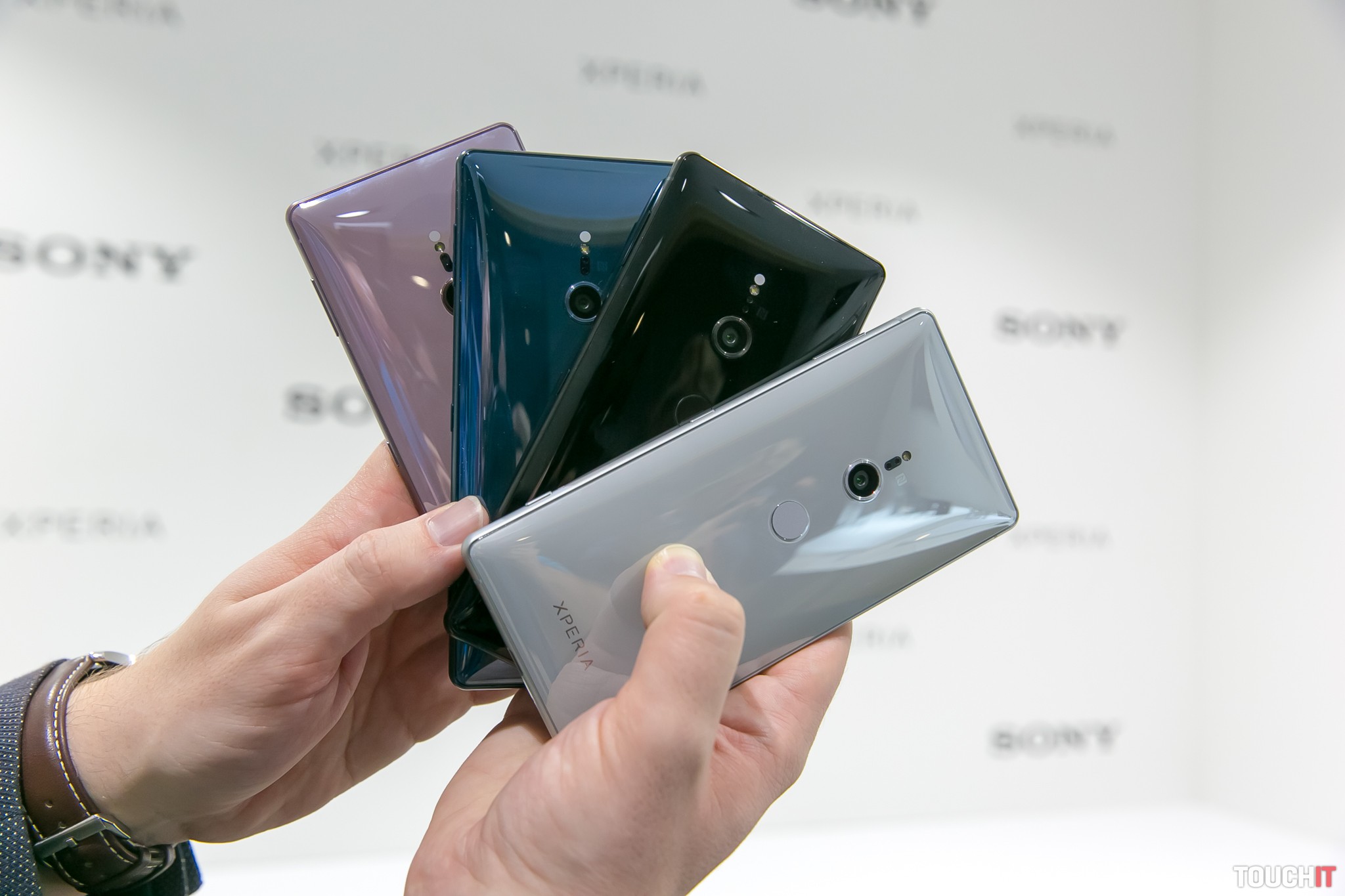 Sony Xperia: História dizajnu od OmniBalance po AmbientFlow