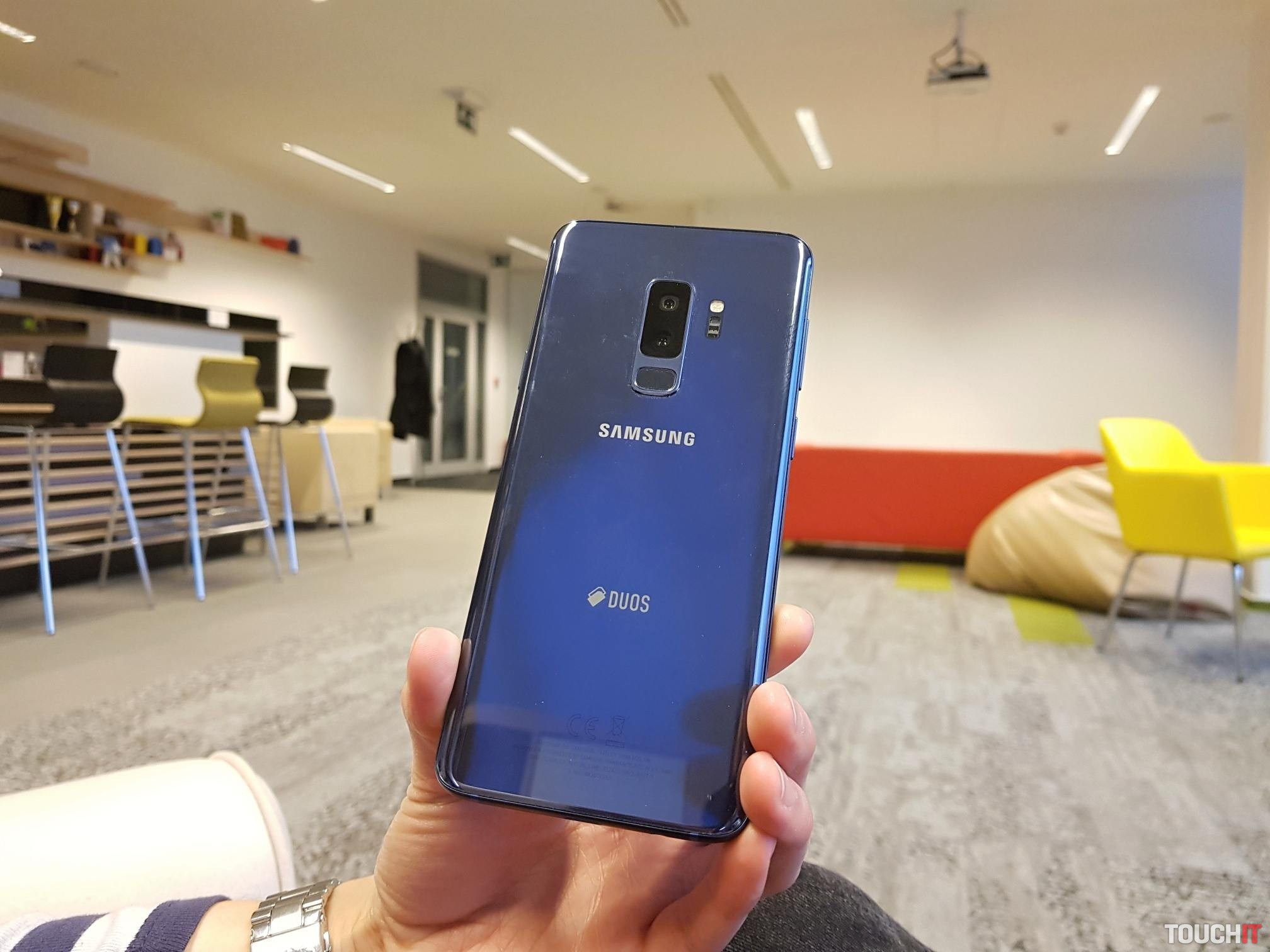 VIDEO TOUCHIT: Komu sa oplatí telefón Galaxy S9 a čo všetko nájdete v balení?
