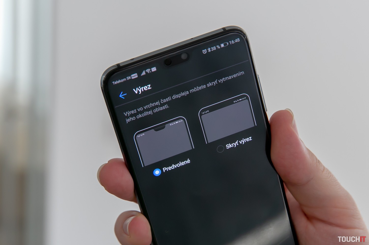 Spoločnosť Huawei tvrdí, že vytvorila smartfón s výrezom v displeji dávno pred iPhone X