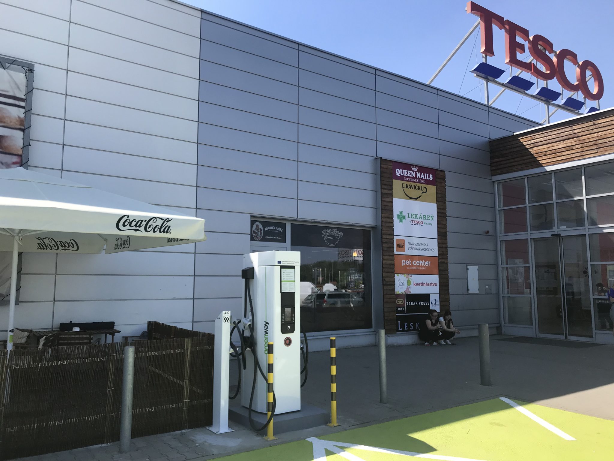 Pri predajniach Tesco pribudnú rýchlonabíjacie stanice pre elektromobily