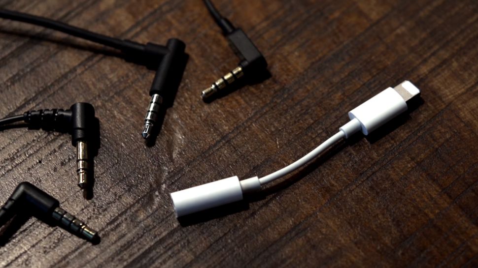 Apple možnože odstráni z balenia iPhonu redukciu na 3,5 mm audio jack